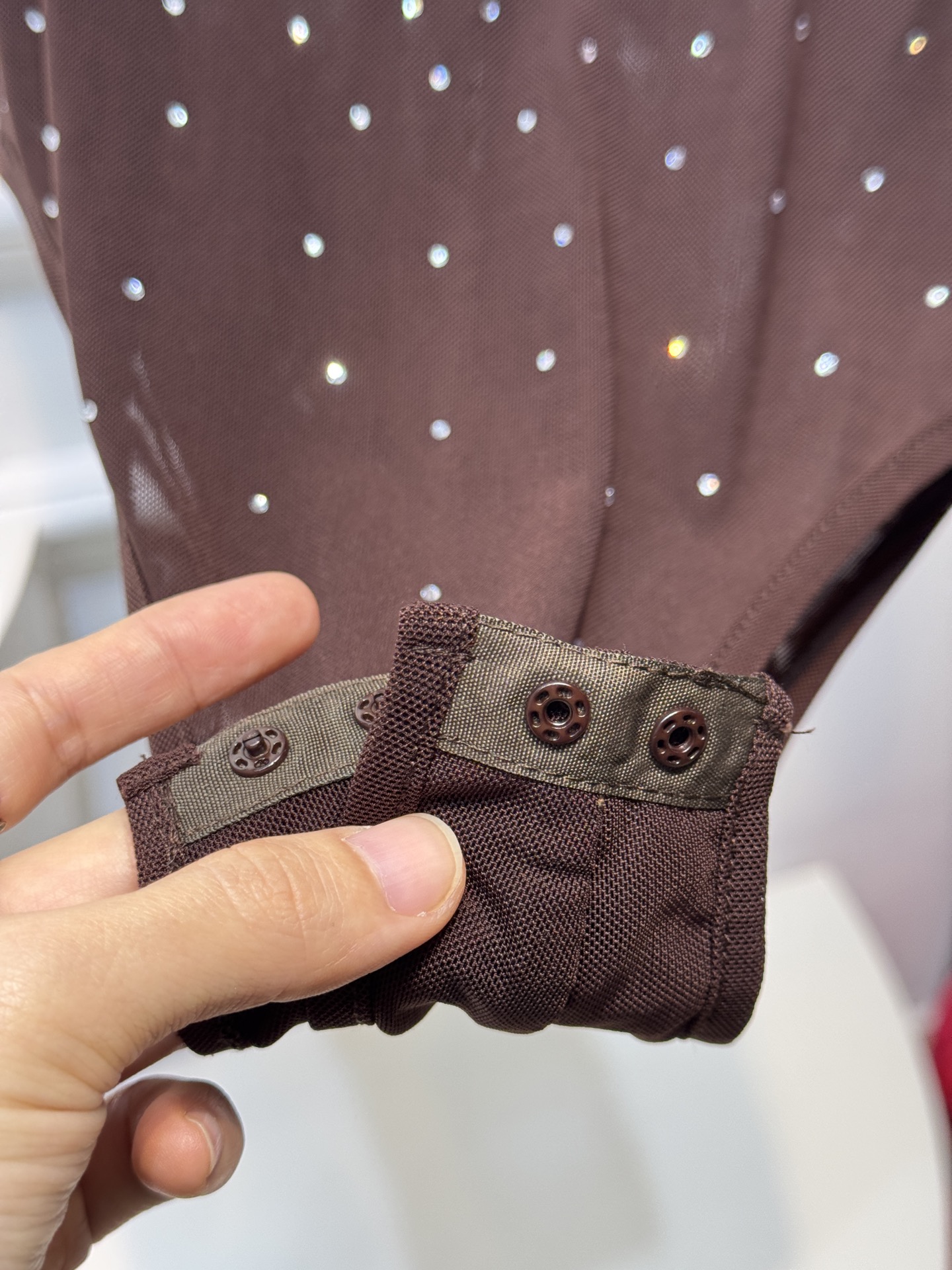 slp水钻连体衣通体装饰水钻，采用无袖、低圆领剪裁，背部配备拉链与底部按扣设计，兼具装饰性与穿脱便利性融