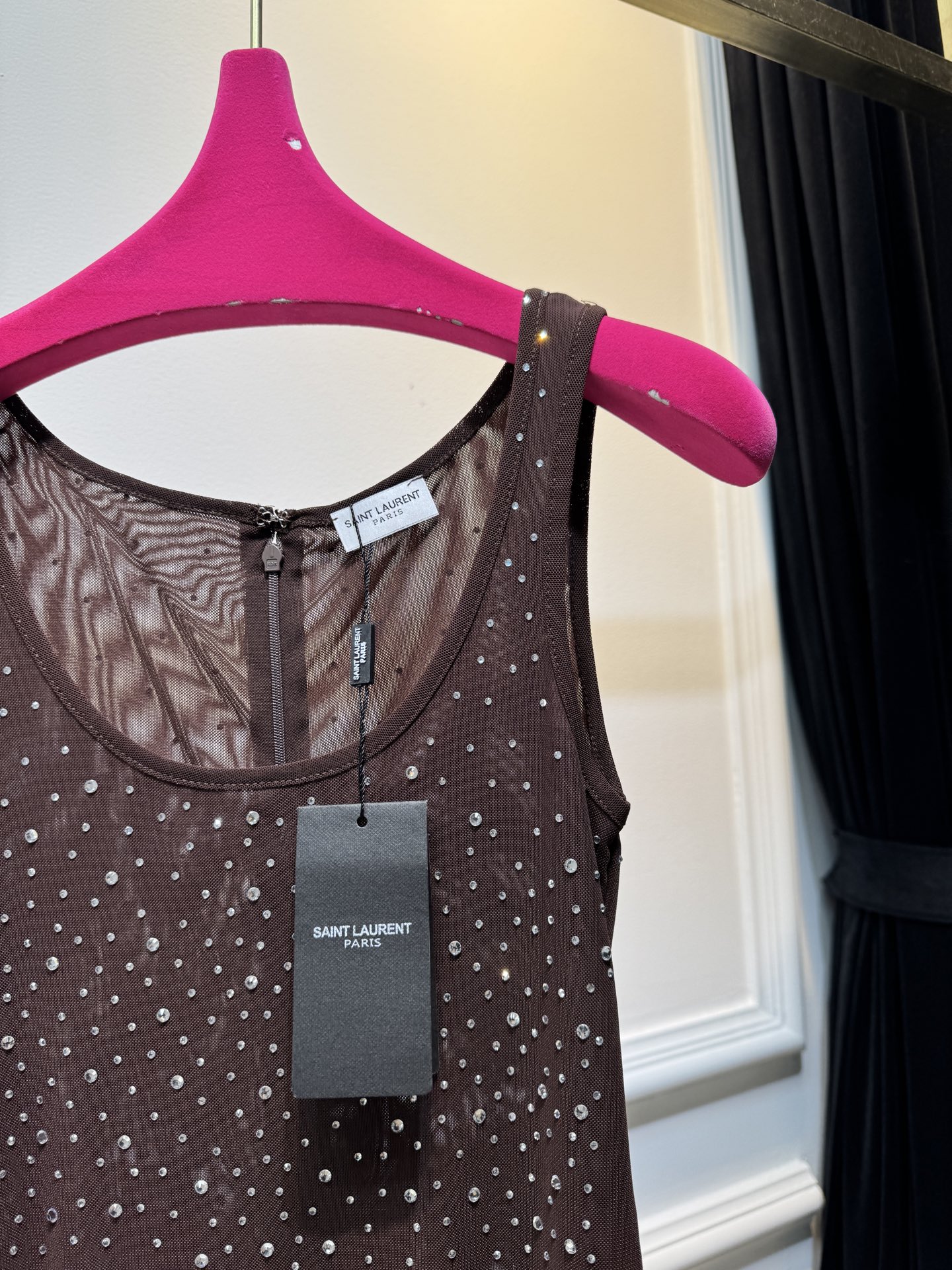 slp水钻连体衣通体装饰水钻，采用无袖、低圆领剪裁，背部配备拉链与底部按扣设计，兼具装饰性与穿脱便利性融