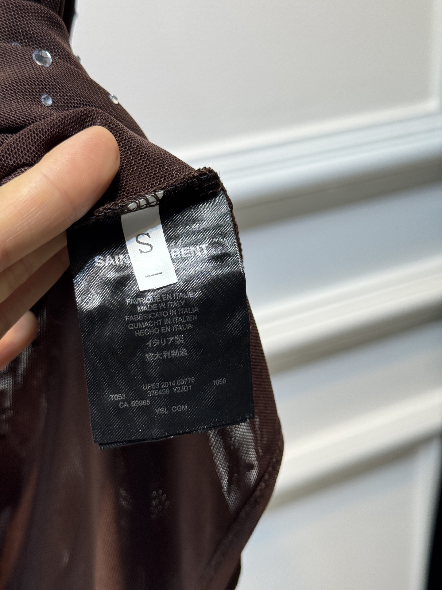 slp水钻连体衣通体装饰水钻，采用无袖、低圆领剪裁，背部配备拉链与底部按扣设计，兼具装饰性与穿脱便利性融