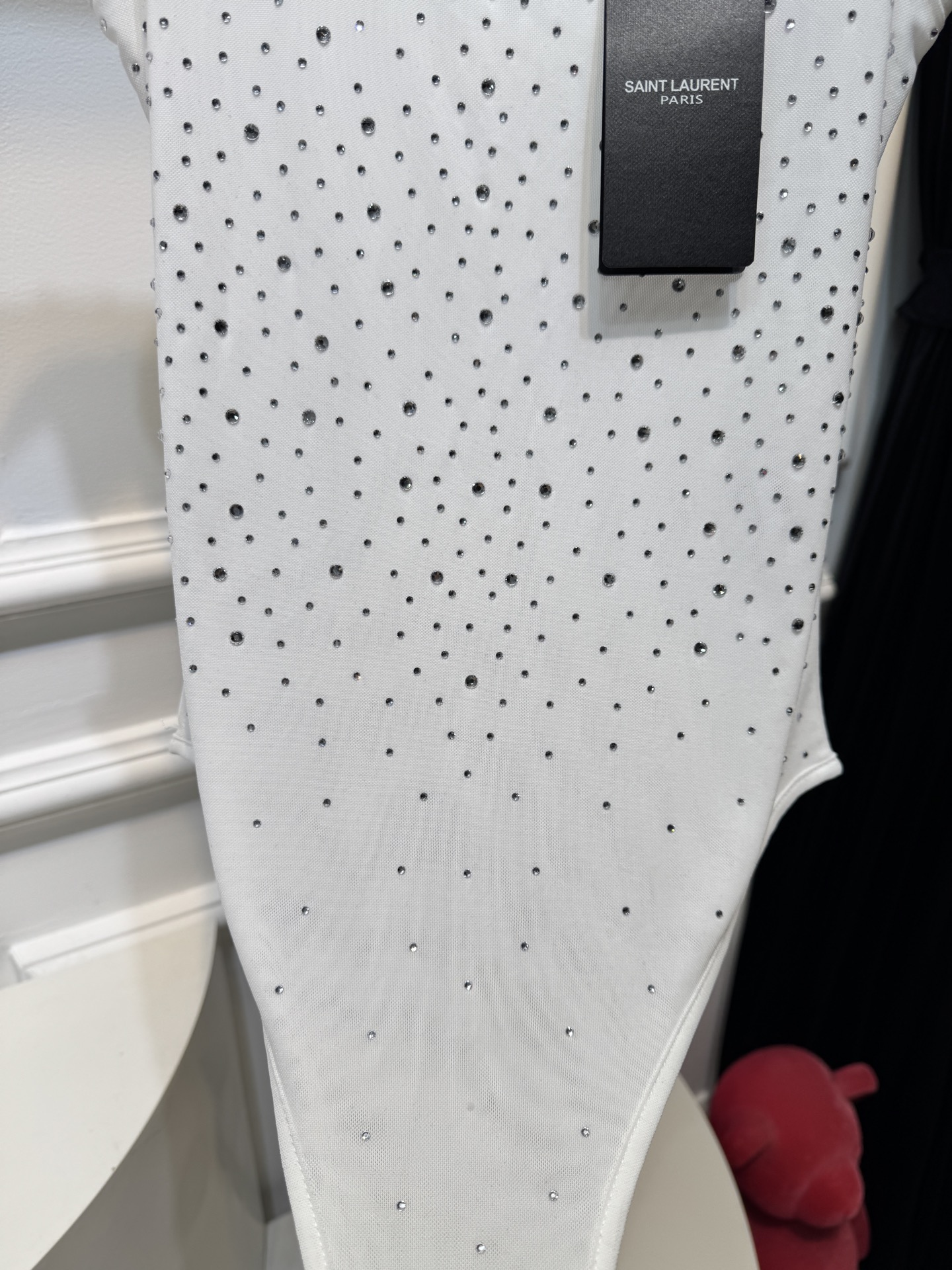 slp水钻连体衣通体装饰水钻，采用无袖、低圆领剪裁，背部配备拉链与底部按扣设计，兼具装饰性与穿脱便利性融