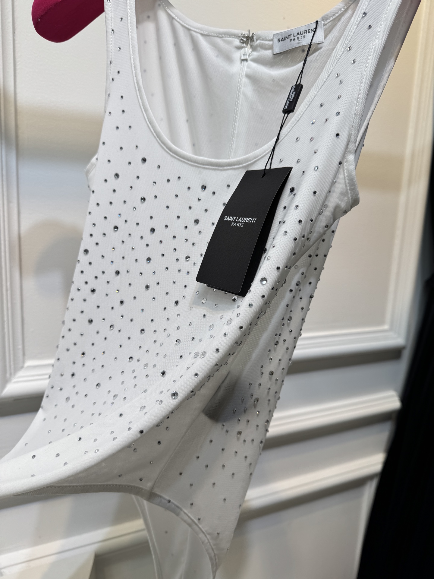 slp水钻连体衣通体装饰水钻，采用无袖、低圆领剪裁，背部配备拉链与底部按扣设计，兼具装饰性与穿脱便利性融