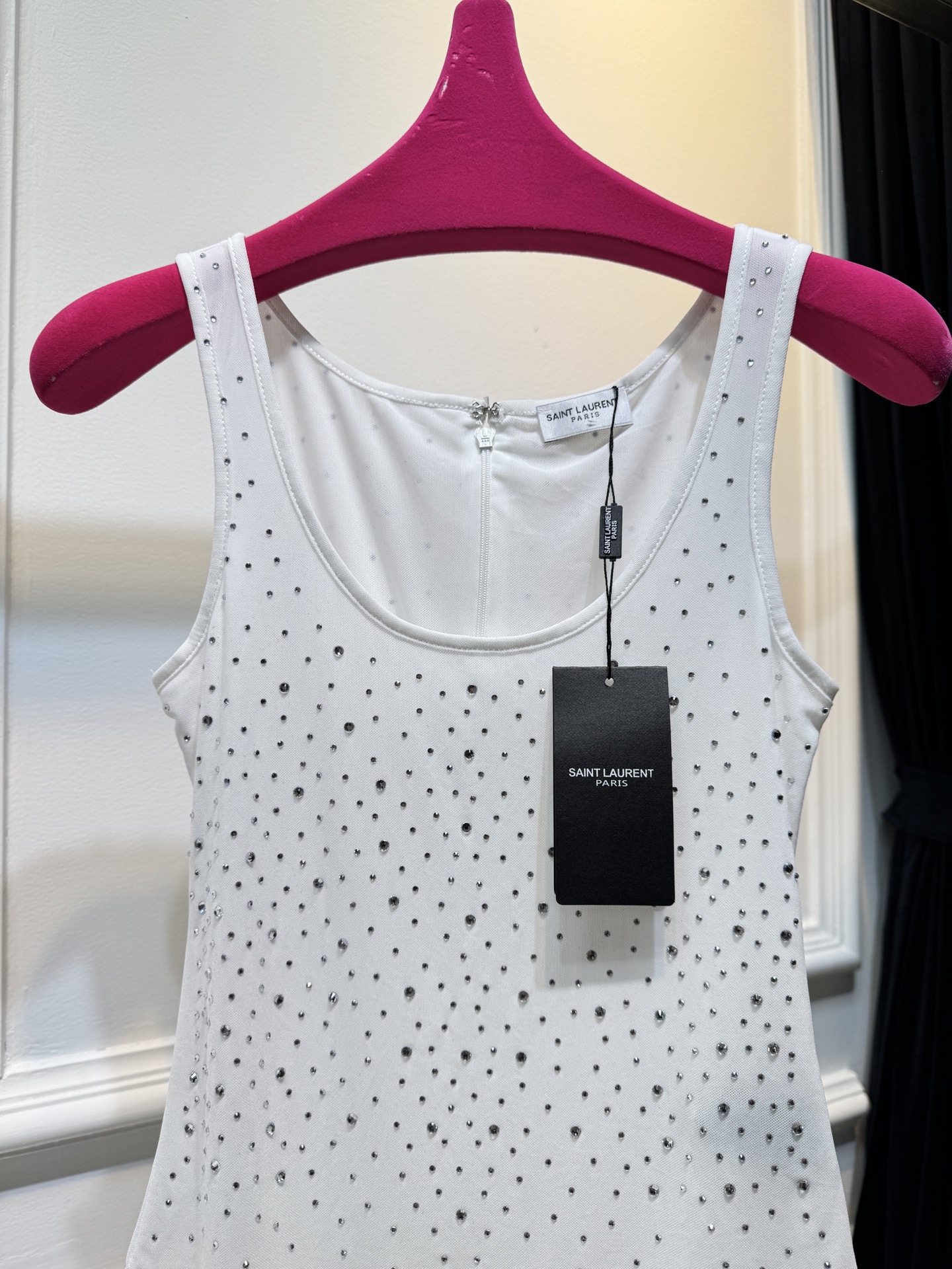 slp水钻连体衣通体装饰水钻，采用无袖、低圆领剪裁，背部配备拉链与底部按扣设计，兼具装饰性与穿脱便利性融