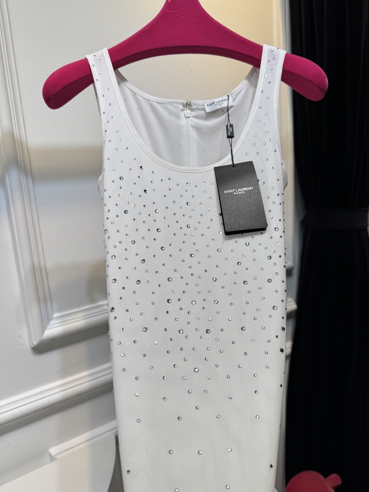 slp水钻连体衣通体装饰水钻，采用无袖、低圆领剪裁，背部配备拉链与底部按扣设计，兼具装饰性与穿脱便利性融