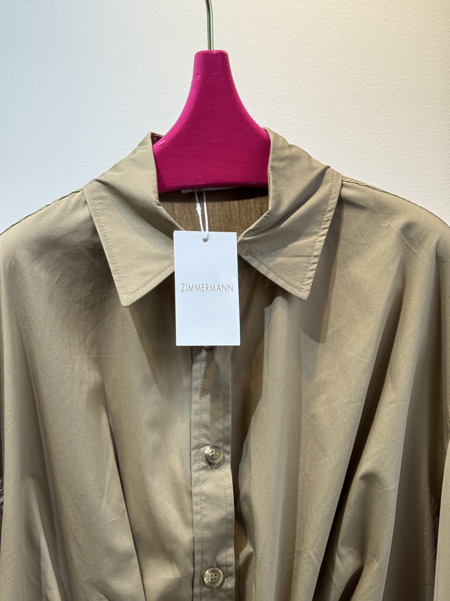 Zimmermann短款系带衬衫短款衬衫，搭配腰部系带设计，属于修身露腰的“辣妹风”单品。泡泡袖+长袖版