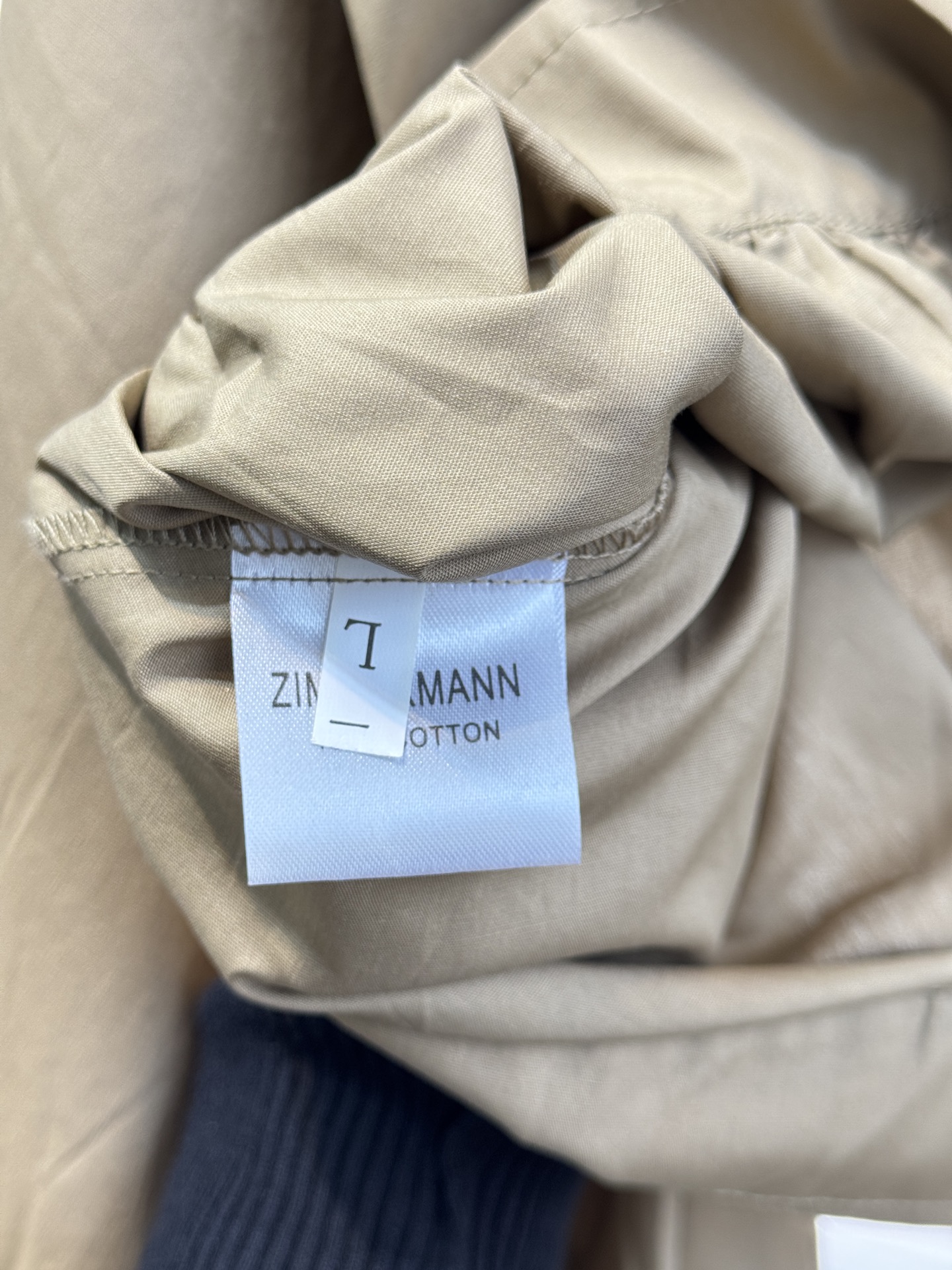 Zimmermann短款系带衬衫短款衬衫，搭配腰部系带设计，属于修身露腰的“辣妹风”单品。泡泡袖+长袖版