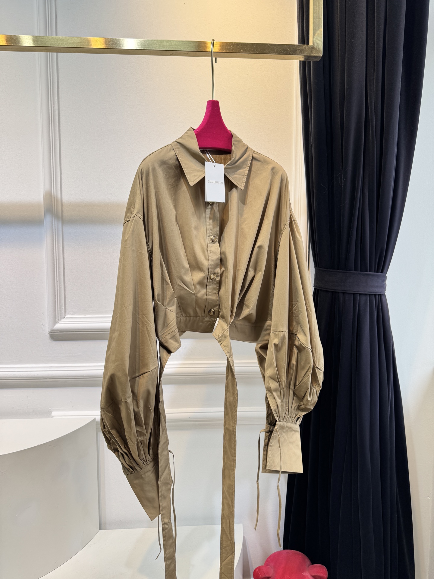 Zimmermann短款系带衬衫短款衬衫，搭配腰部系带设计，属于修身露腰的“辣妹风”单品。泡泡袖+长袖版