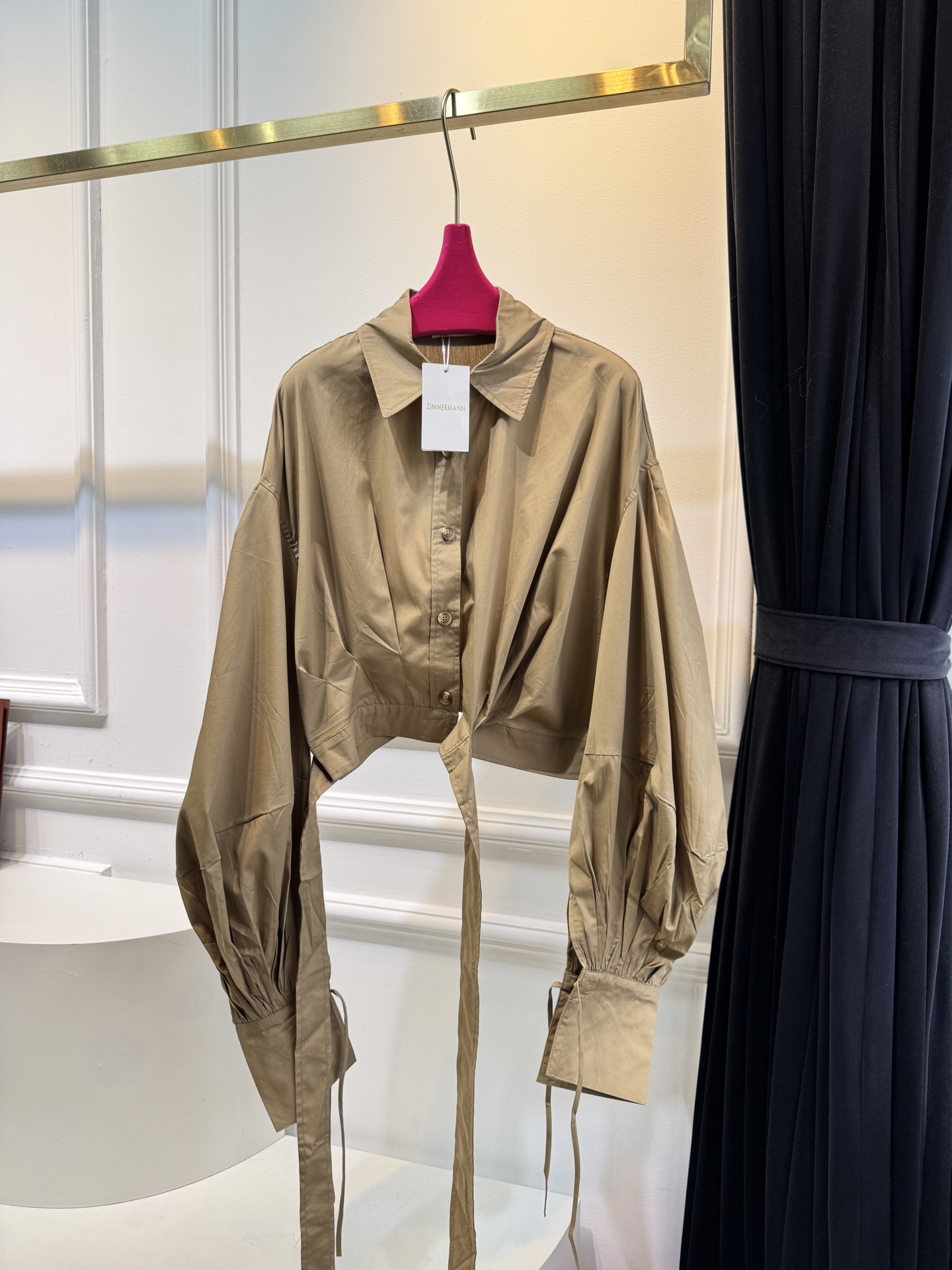 Zimmermann短款系带衬衫短款衬衫，搭配腰部系带设计，属于修身露腰的“辣妹风”单品。泡泡袖+长袖版