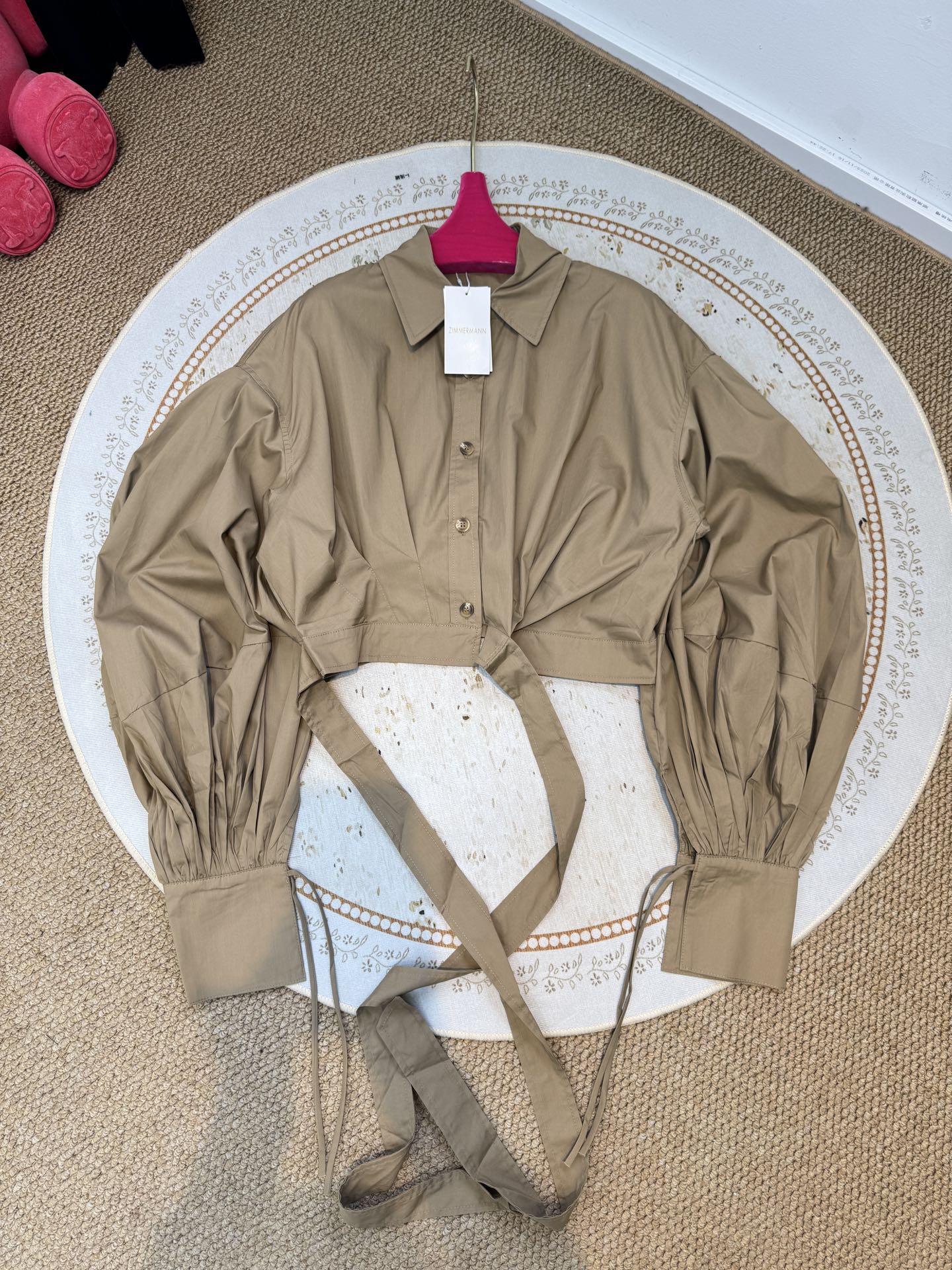 Zimmermann短款系带衬衫短款衬衫，搭配腰部系带设计，属于修身露腰的“辣妹风”单品。泡泡袖+长袖版