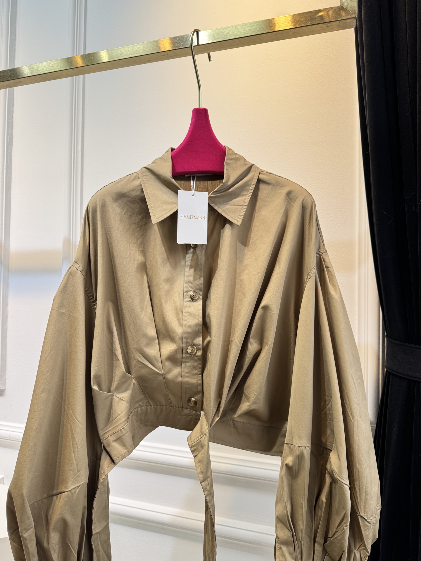 Zimmermann短款系带衬衫短款衬衫，搭配腰部系带设计，属于修身露腰的“辣妹风”单品。泡泡袖+长袖版