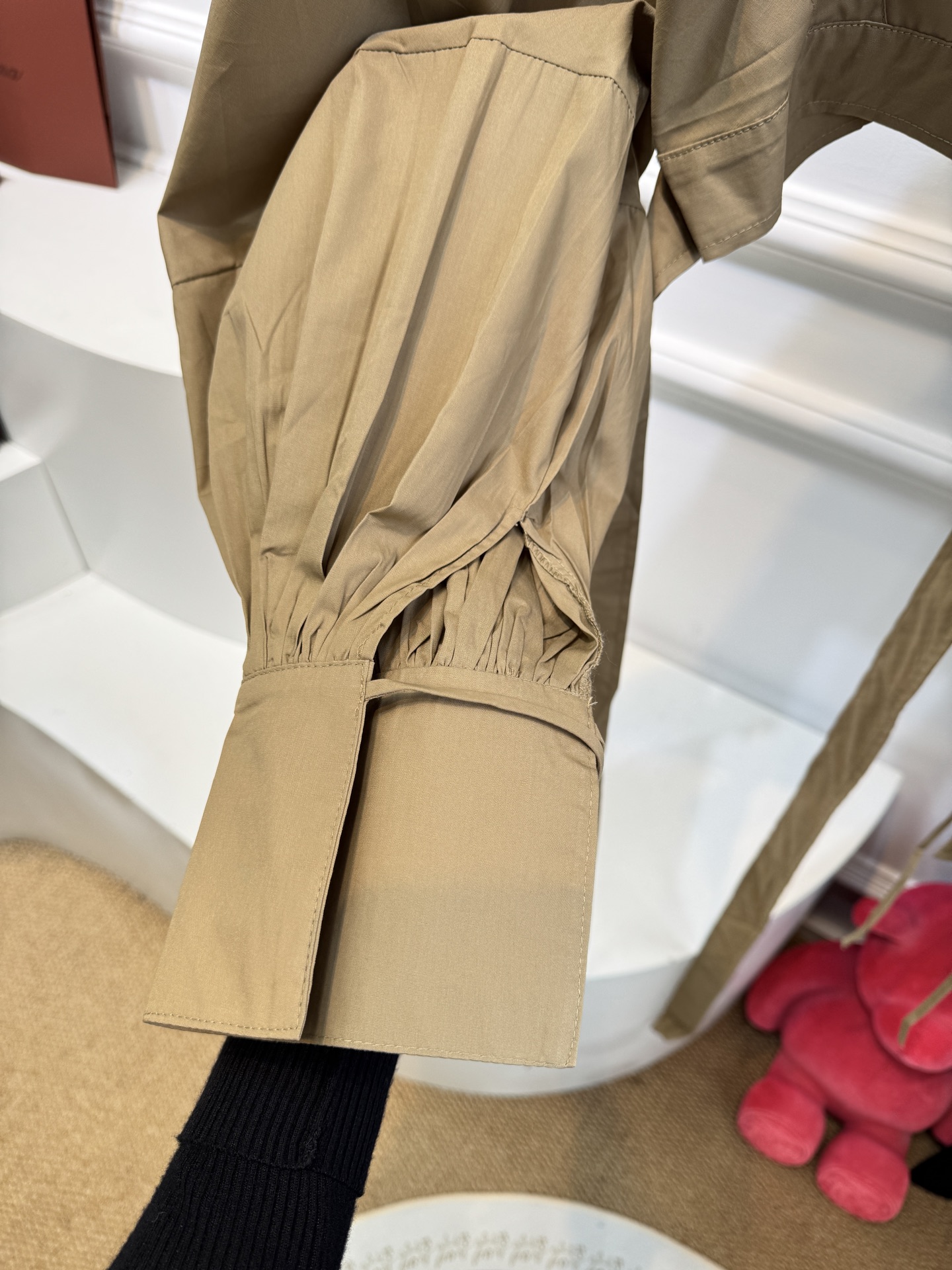 Zimmermann短款系带衬衫短款衬衫，搭配腰部系带设计，属于修身露腰的“辣妹风”单品。泡泡袖+长袖版