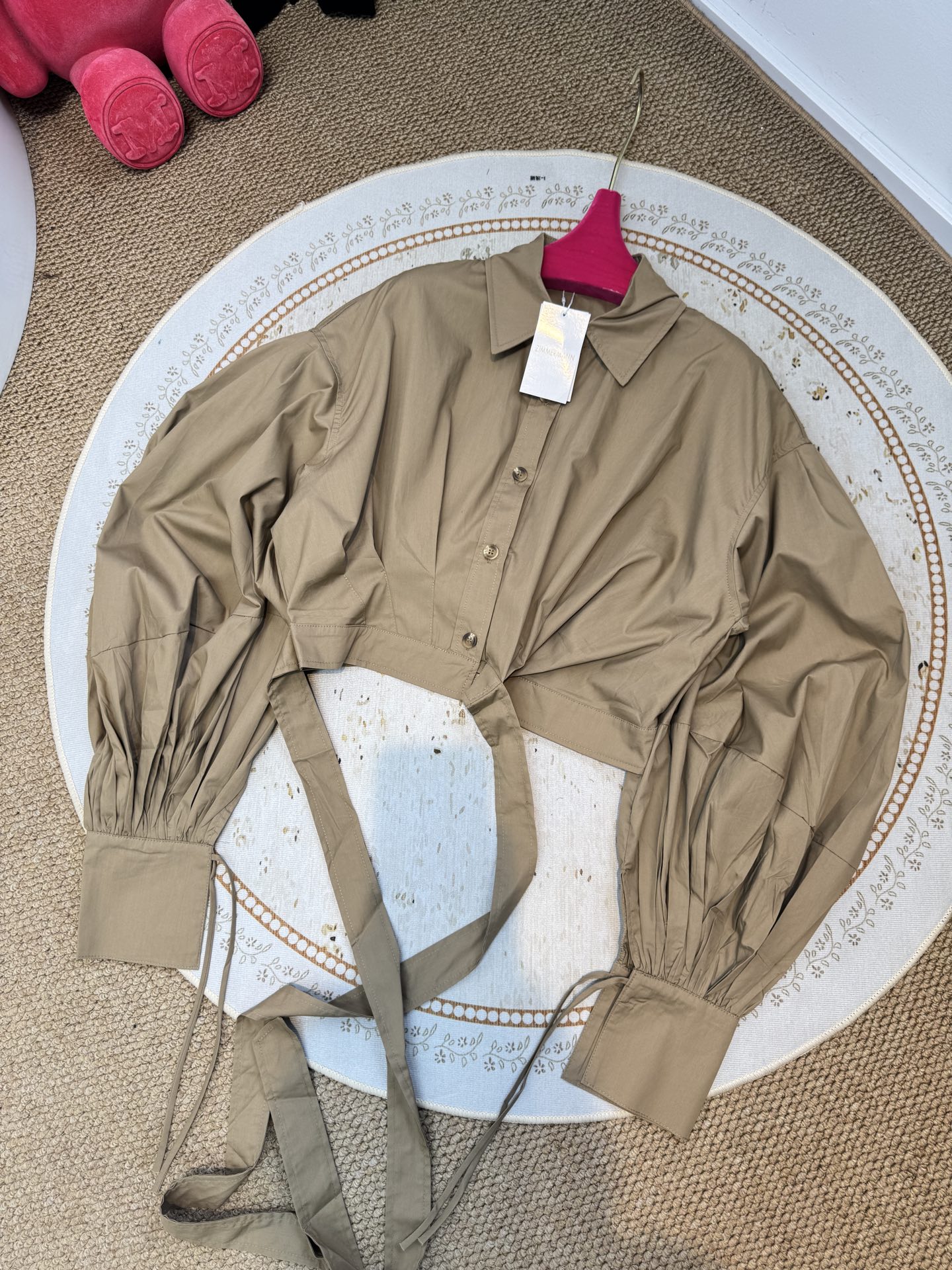 Zimmermann短款系带衬衫短款衬衫，搭配腰部系带设计，属于修身露腰的“辣妹风”单品。泡泡袖+长袖版