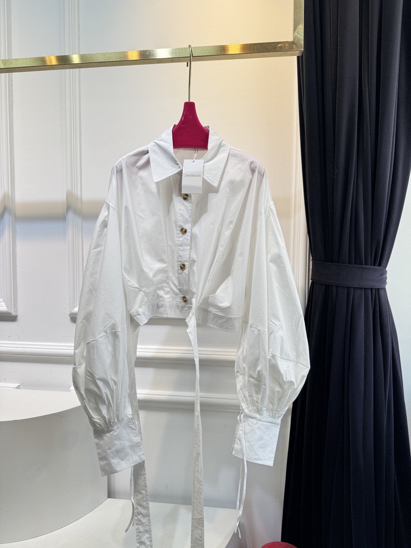 Zimmermann短款系带衬衫短款衬衫，搭配腰部系带设计，属于修身露腰的“辣妹风”单品。泡泡袖+长袖版