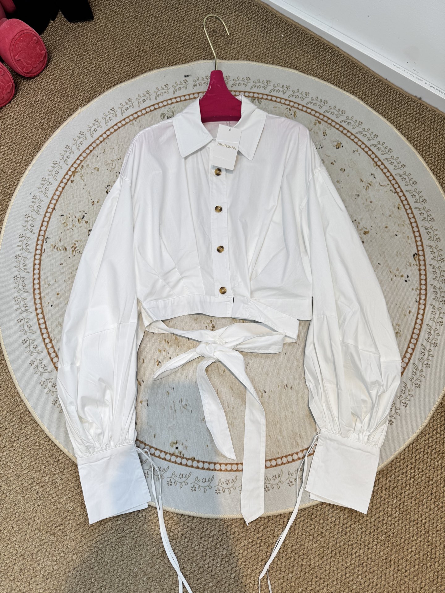 Zimmermann短款系带衬衫短款衬衫，搭配腰部系带设计，属于修身露腰的“辣妹风”单品。泡泡袖+长袖版