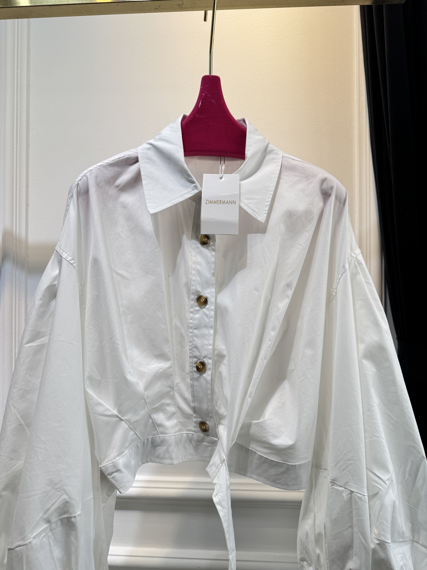 Zimmermann短款系带衬衫短款衬衫，搭配腰部系带设计，属于修身露腰的“辣妹风”单品。泡泡袖+长袖版