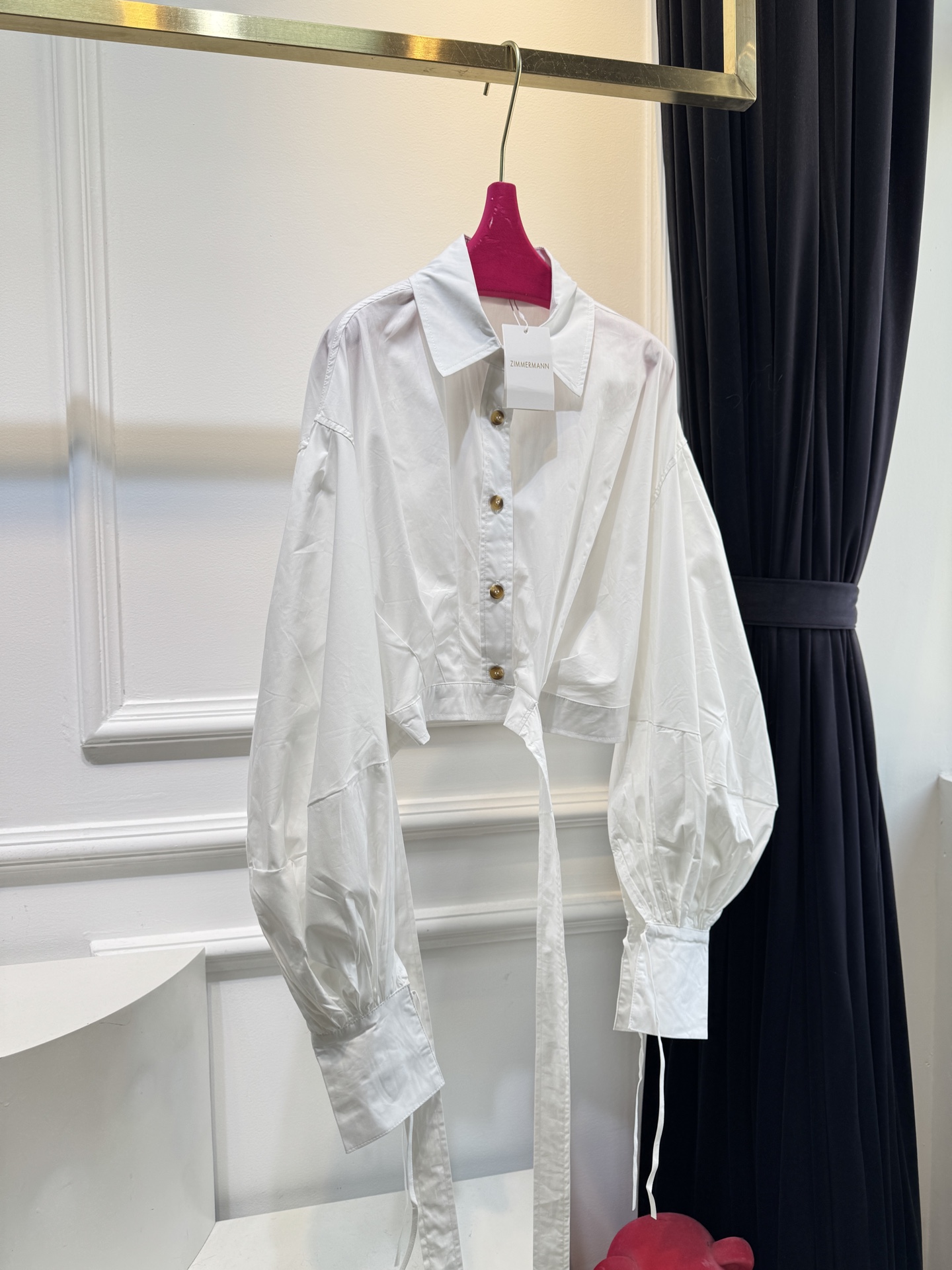 Zimmermann短款系带衬衫短款衬衫，搭配腰部系带设计，属于修身露腰的“辣妹风”单品。泡泡袖+长袖版