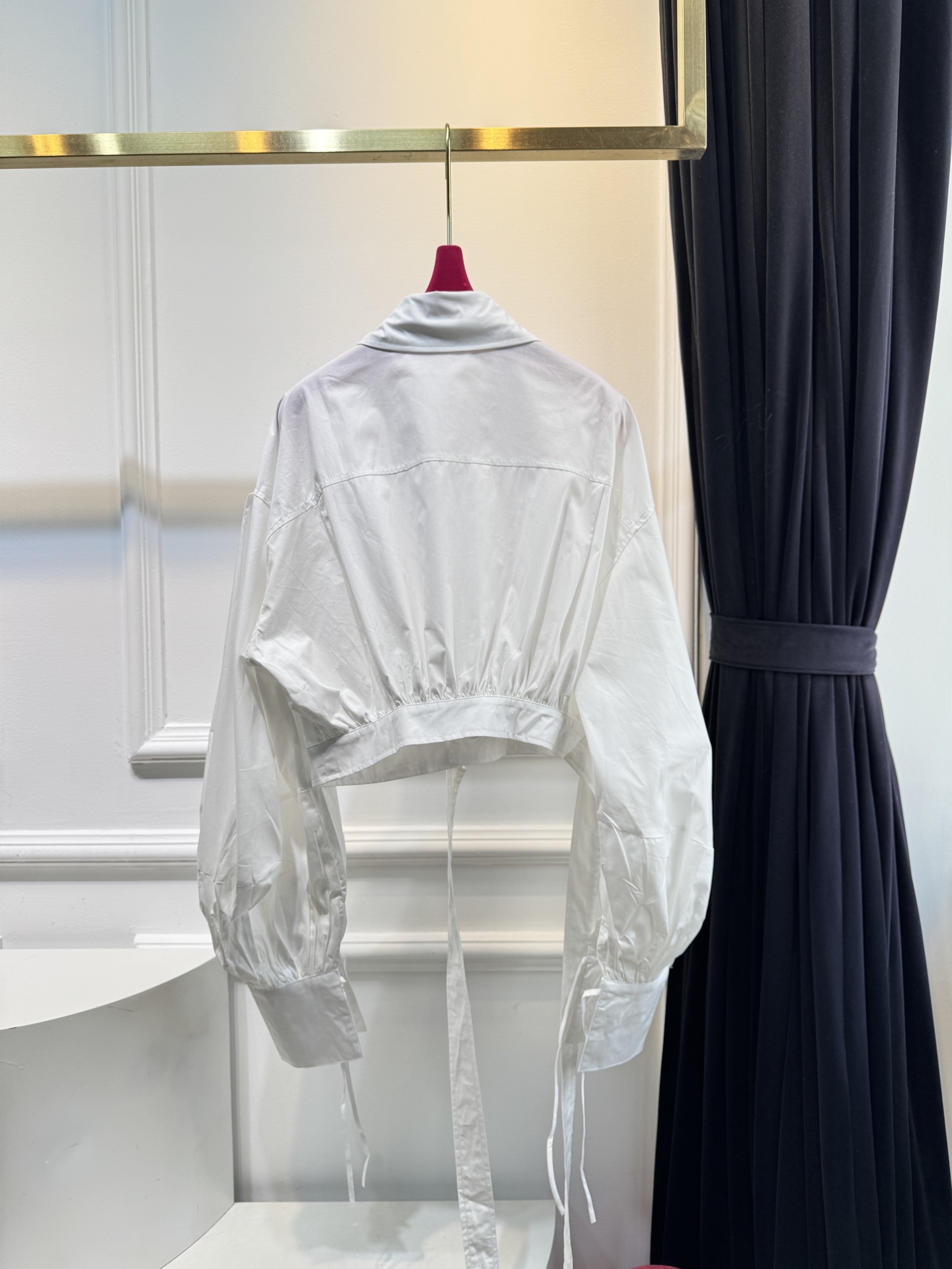 Zimmermann短款系带衬衫短款衬衫，搭配腰部系带设计，属于修身露腰的“辣妹风”单品。泡泡袖+长袖版