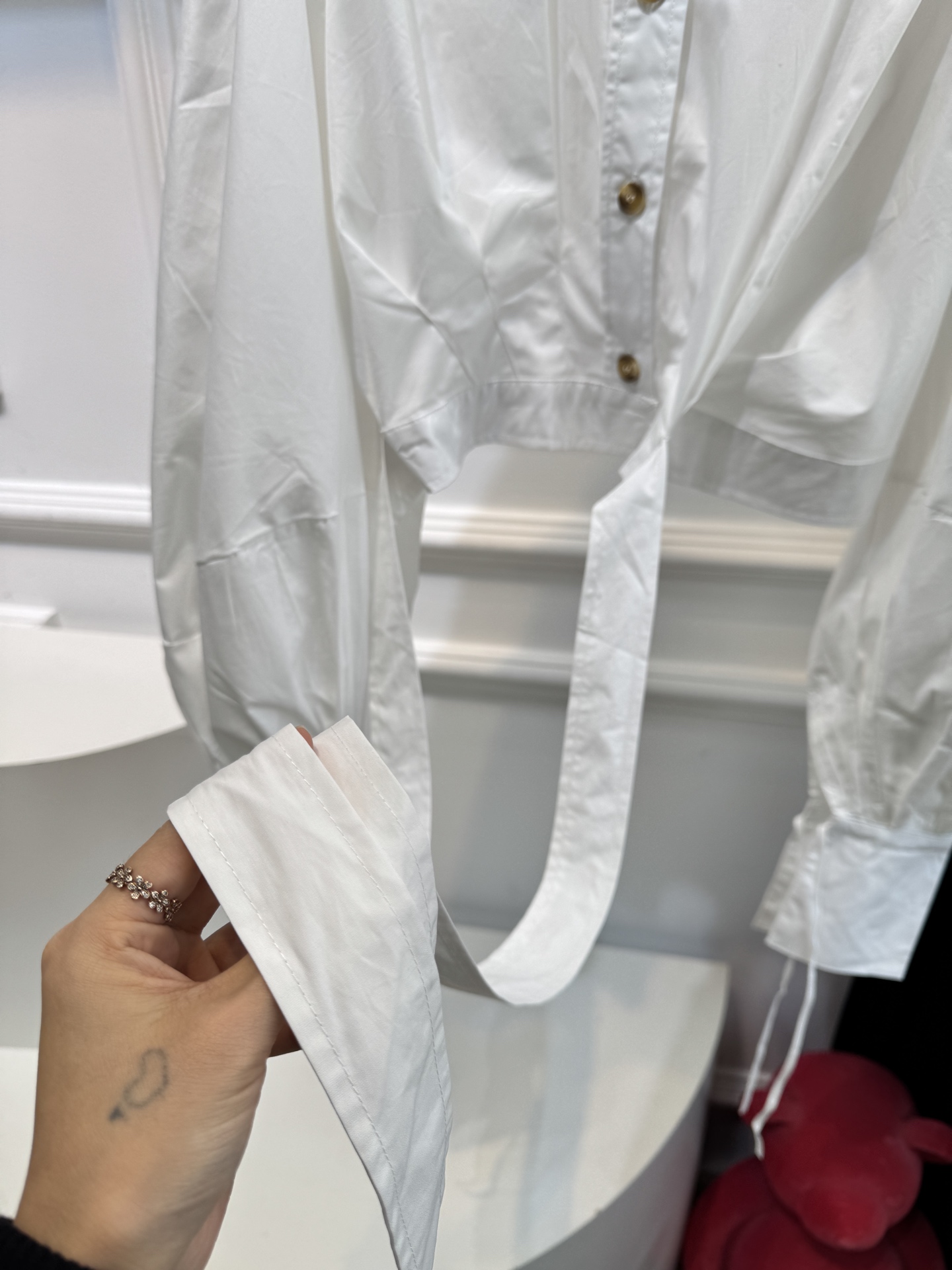 Zimmermann短款系带衬衫短款衬衫，搭配腰部系带设计，属于修身露腰的“辣妹风”单品。泡泡袖+长袖版