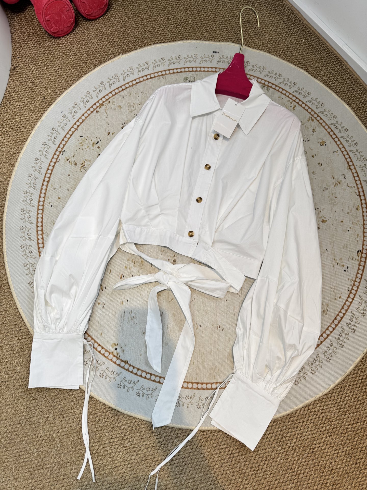 Zimmermann短款系带衬衫短款衬衫，搭配腰部系带设计，属于修身露腰的“辣妹风”单品。泡泡袖+长袖版