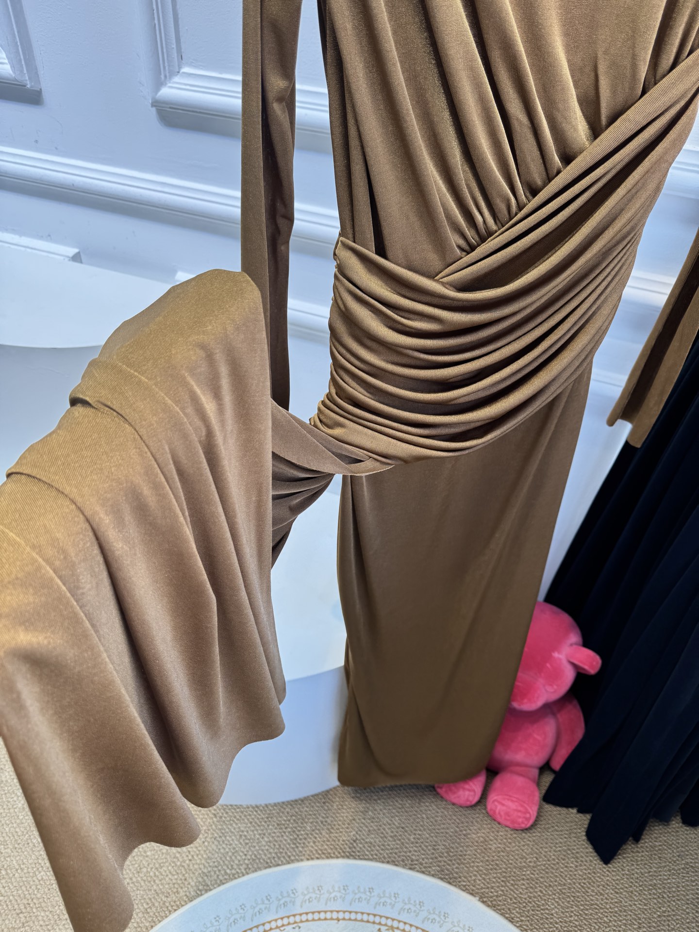 纯色不对称皱褶长款连衣裙，新添金棕色绝美采用高克重莫代尔，触感亲肤、有弹性，贴合身体但不紧绷，舒适度较高