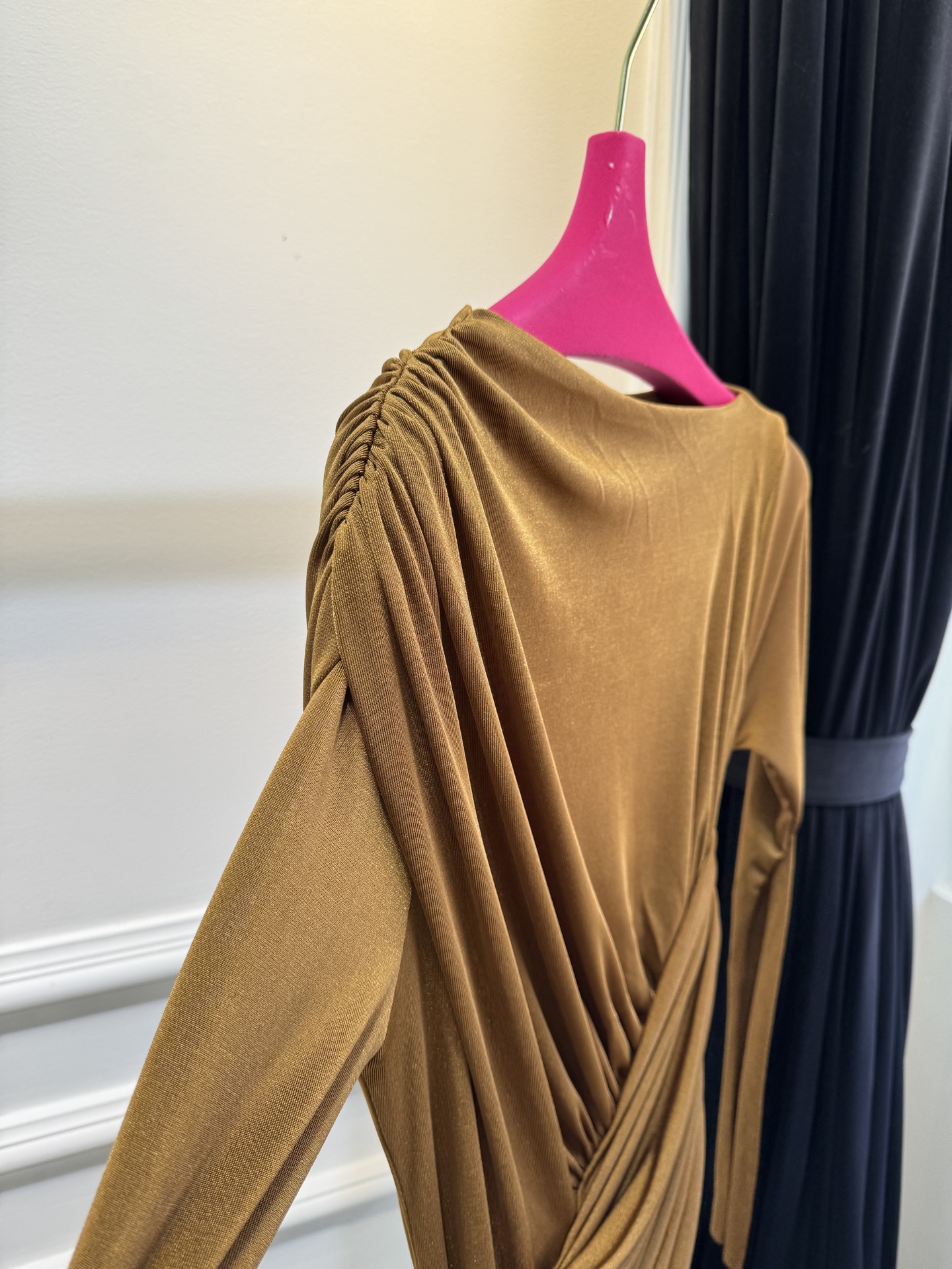 纯色不对称皱褶长款连衣裙，新添金棕色绝美采用高克重莫代尔，触感亲肤、有弹性，贴合身体但不紧绷，舒适度较高