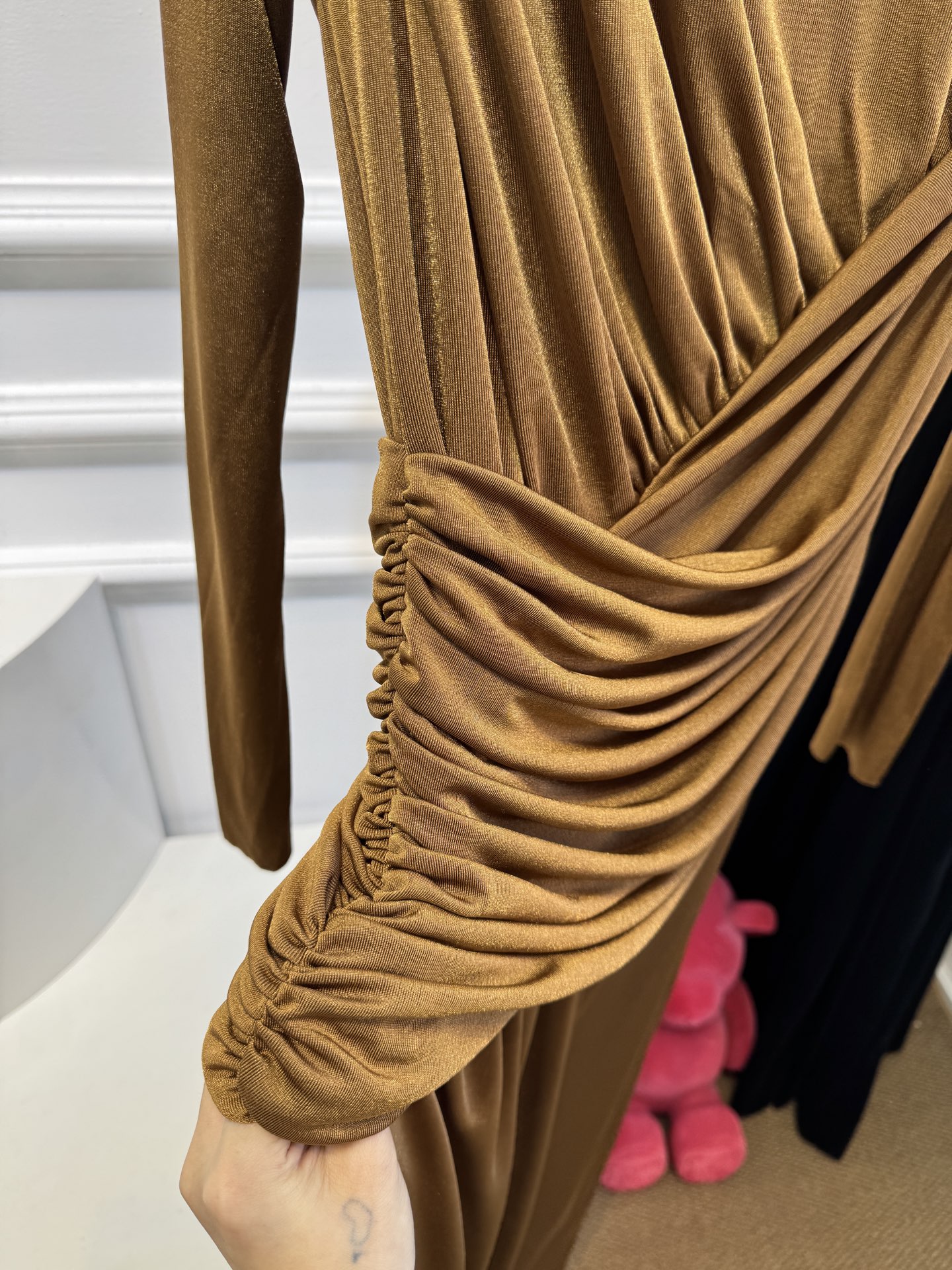 纯色不对称皱褶长款连衣裙，新添金棕色绝美采用高克重莫代尔，触感亲肤、有弹性，贴合身体但不紧绷，舒适度较高