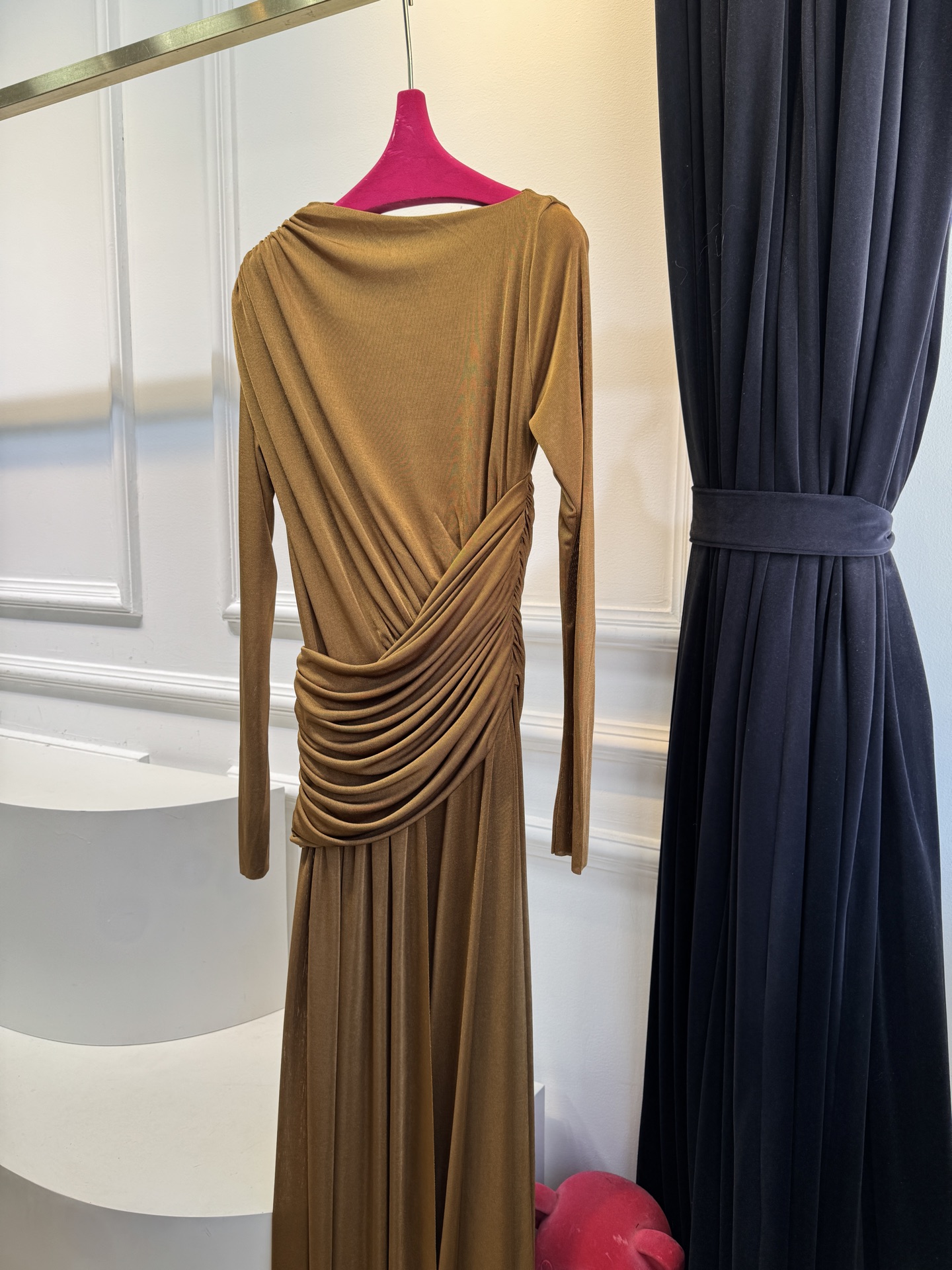 纯色不对称皱褶长款连衣裙，新添金棕色绝美采用高克重莫代尔，触感亲肤、有弹性，贴合身体但不紧绷，舒适度较高
