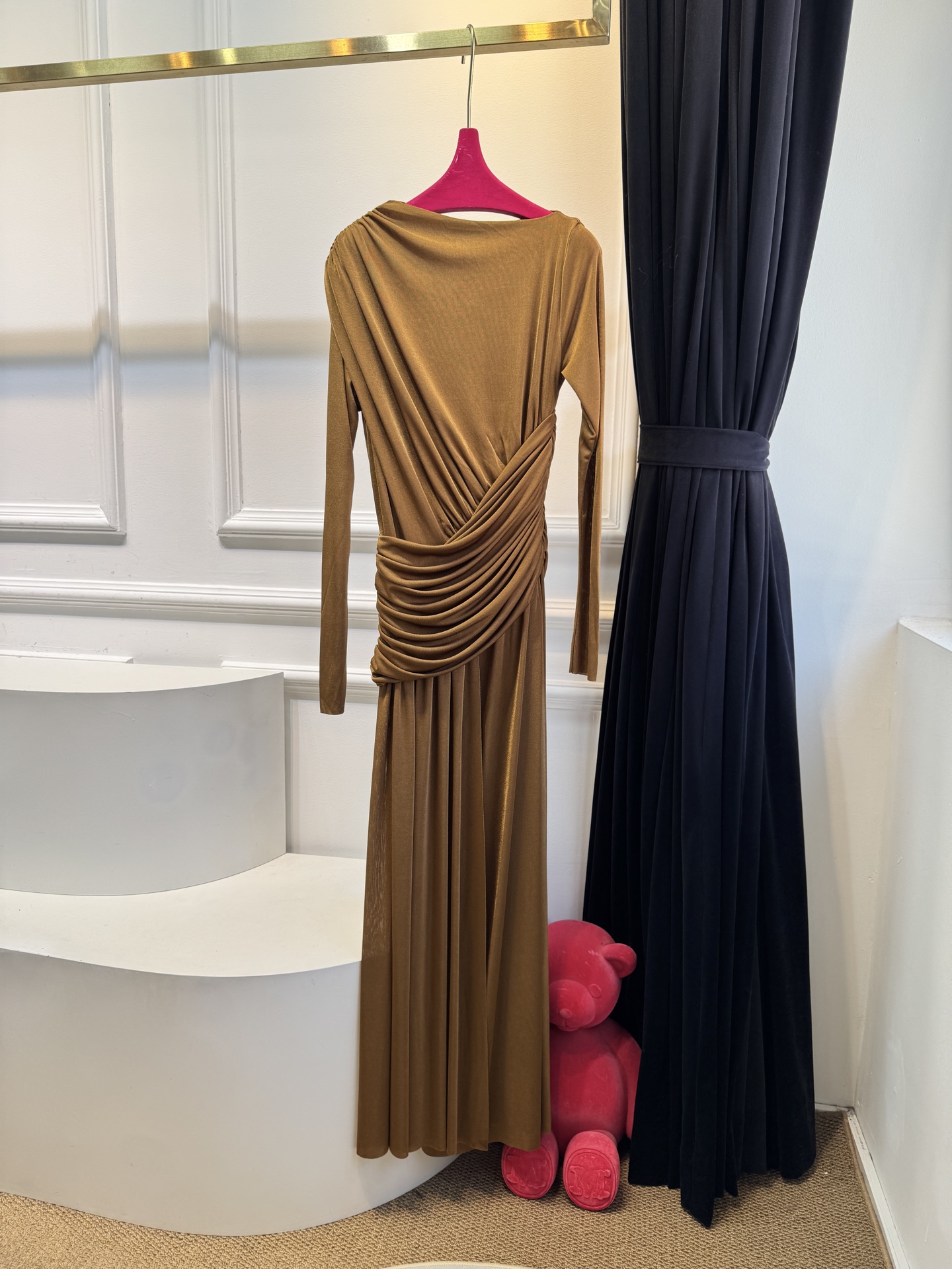 纯色不对称皱褶长款连衣裙，新添金棕色绝美采用高克重莫代尔，触感亲肤、有弹性，贴合身体但不紧绷，舒适度较高