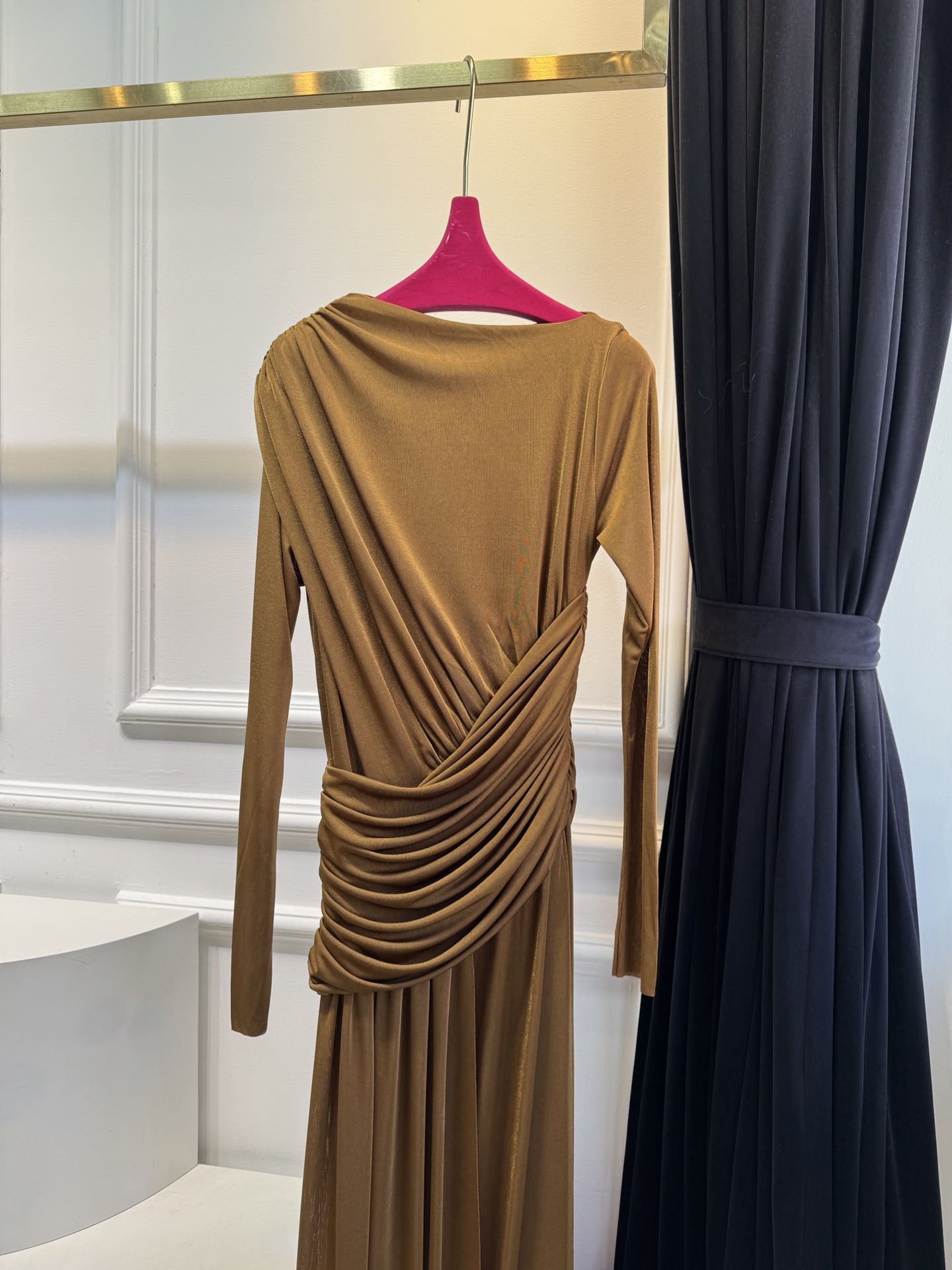 纯色不对称皱褶长款连衣裙，新添金棕色绝美采用高克重莫代尔，触感亲肤、有弹性，贴合身体但不紧绷，舒适度较高
