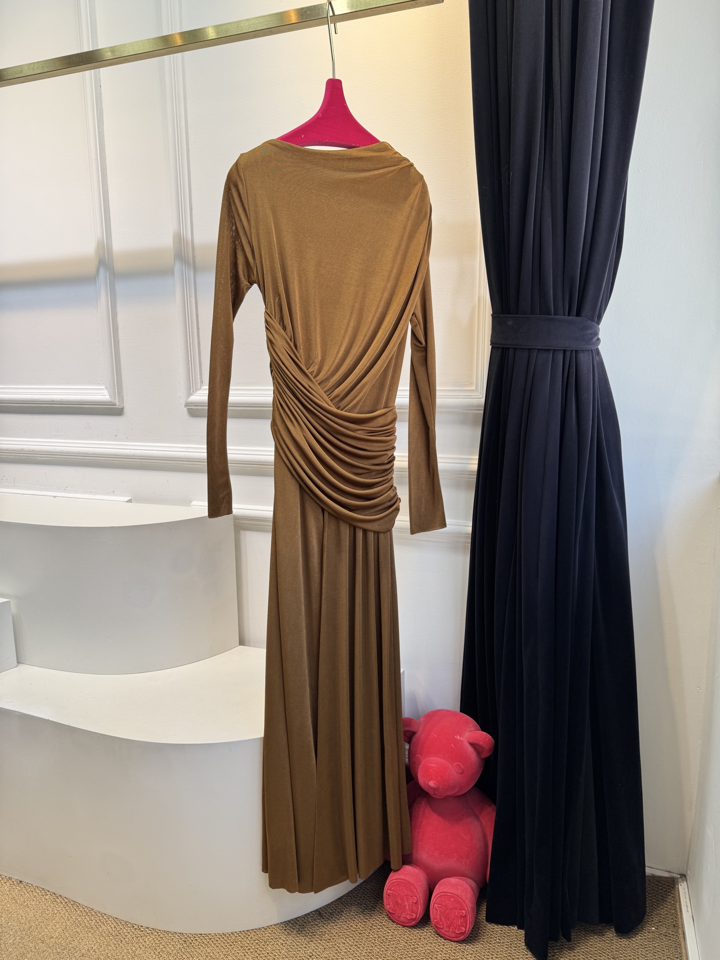 纯色不对称皱褶长款连衣裙，新添金棕色绝美采用高克重莫代尔，触感亲肤、有弹性，贴合身体但不紧绷，舒适度较高