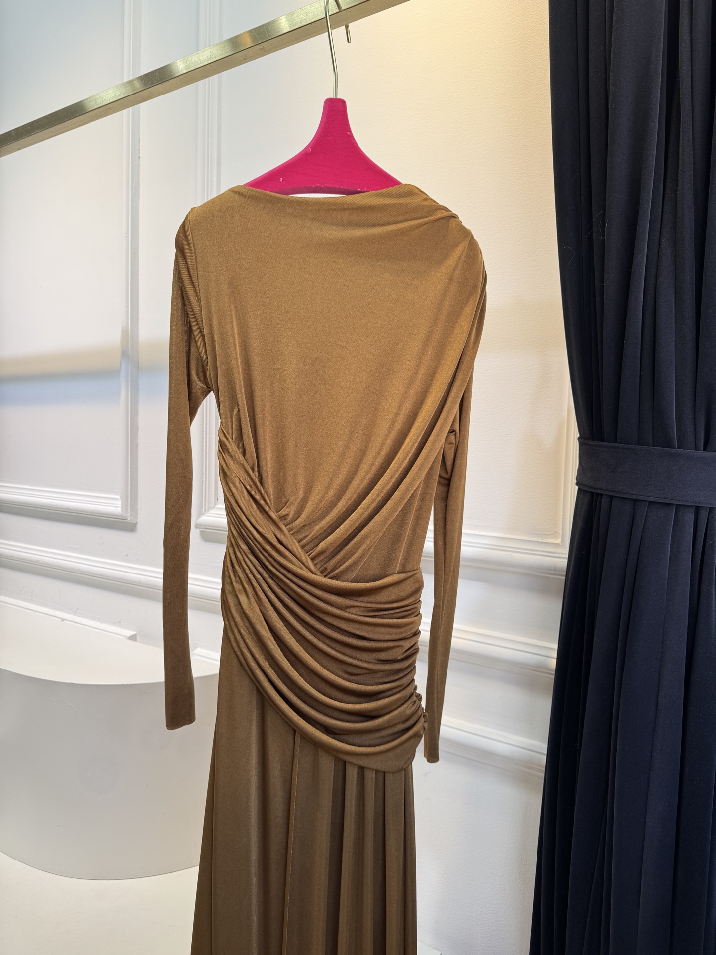 纯色不对称皱褶长款连衣裙，新添金棕色绝美采用高克重莫代尔，触感亲肤、有弹性，贴合身体但不紧绷，舒适度较高