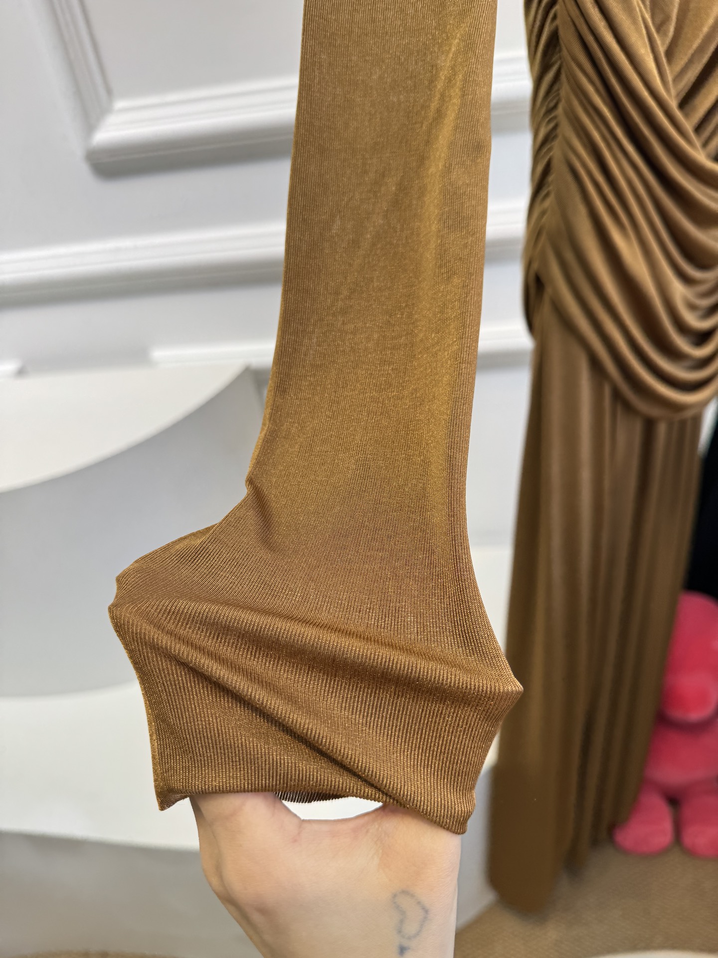 纯色不对称皱褶长款连衣裙，新添金棕色绝美采用高克重莫代尔，触感亲肤、有弹性，贴合身体但不紧绷，舒适度较高