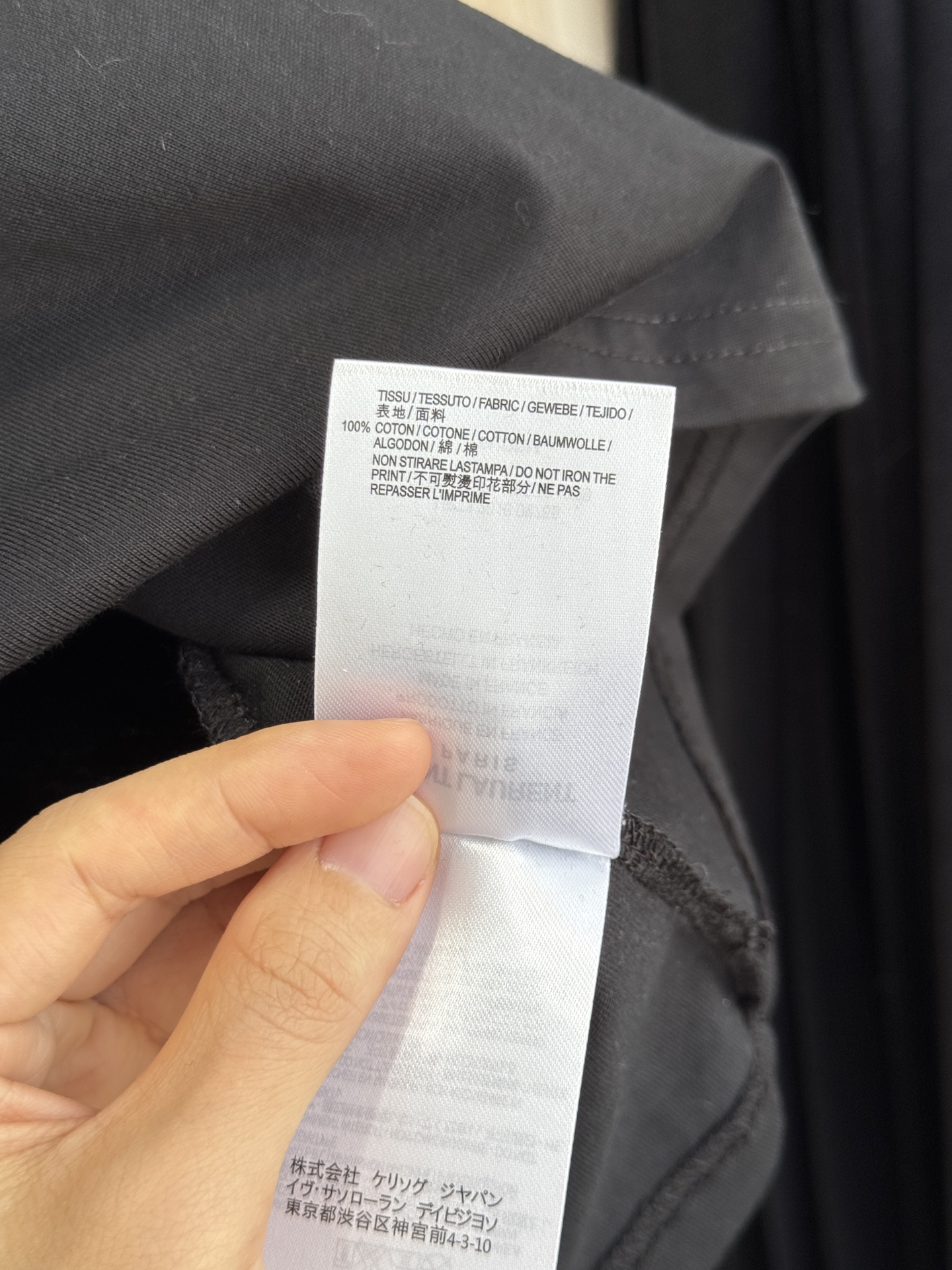 Saint Laure* 基础款短袖T恤整体为简约的纯白色调，圆领版型，短袖设计胸口位置采用低调的同色系