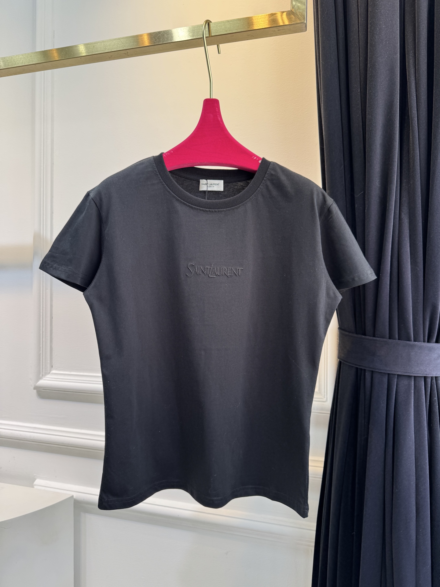 Saint Laure* 基础款短袖T恤整体为简约的纯白色调，圆领版型，短袖设计胸口位置采用低调的同色系