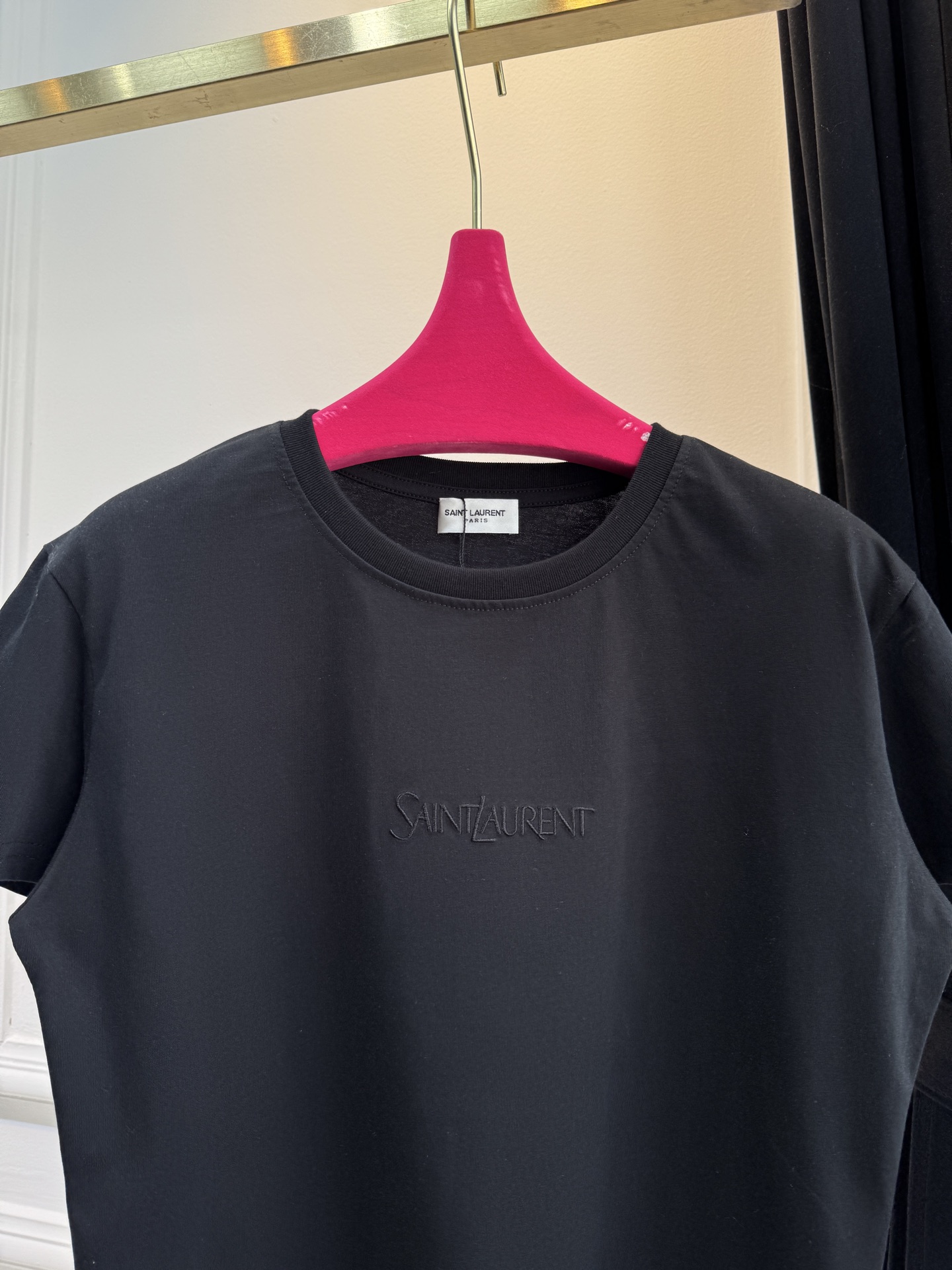 Saint Laure* 基础款短袖T恤整体为简约的纯白色调，圆领版型，短袖设计胸口位置采用低调的同色系