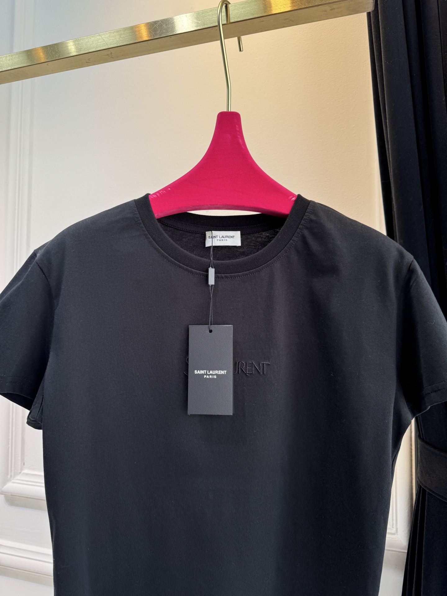 Saint Laure* 基础款短袖T恤整体为简约的纯白色调，圆领版型，短袖设计胸口位置采用低调的同色系