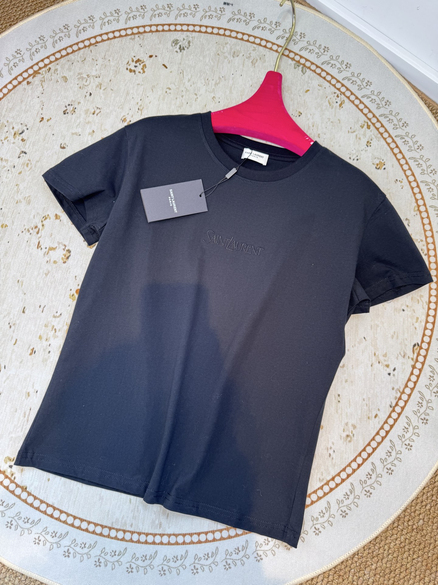 Saint Laure* 基础款短袖T恤整体为简约的纯白色调，圆领版型，短袖设计胸口位置采用低调的同色系