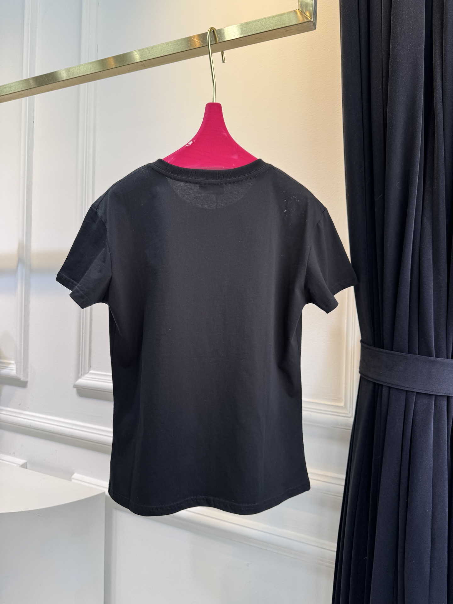 Saint Laure* 基础款短袖T恤整体为简约的纯白色调，圆领版型，短袖设计胸口位置采用低调的同色系