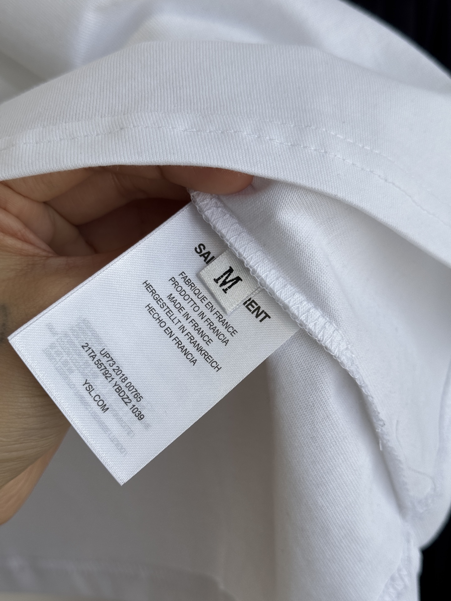 Saint Laure* 基础款短袖T恤整体为简约的纯白色调，圆领版型，短袖设计胸口位置采用低调的同色系