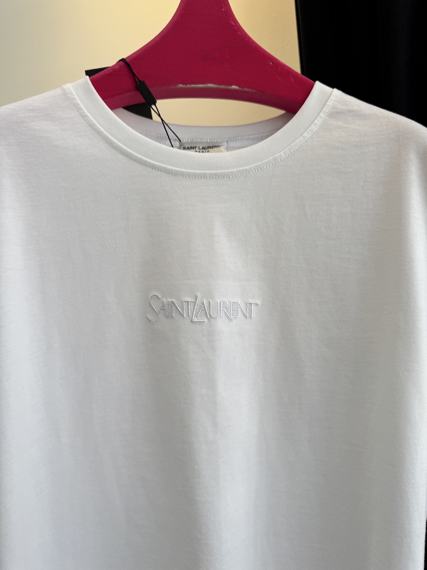 Saint Laure* 基础款短袖T恤整体为简约的纯白色调，圆领版型，短袖设计胸口位置采用低调的同色系