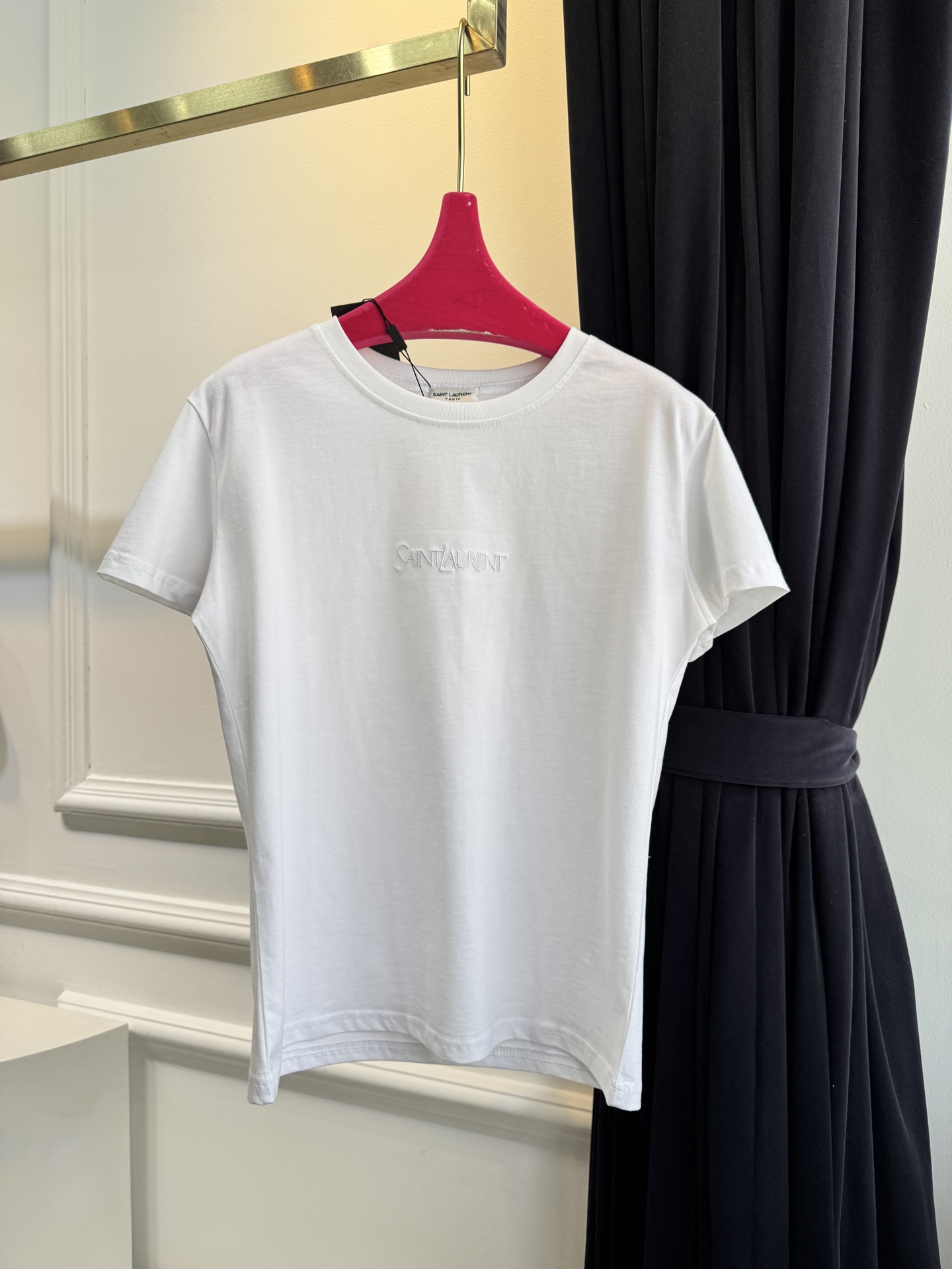 Saint Laure* 基础款短袖T恤整体为简约的纯白色调，圆领版型，短袖设计胸口位置采用低调的同色系