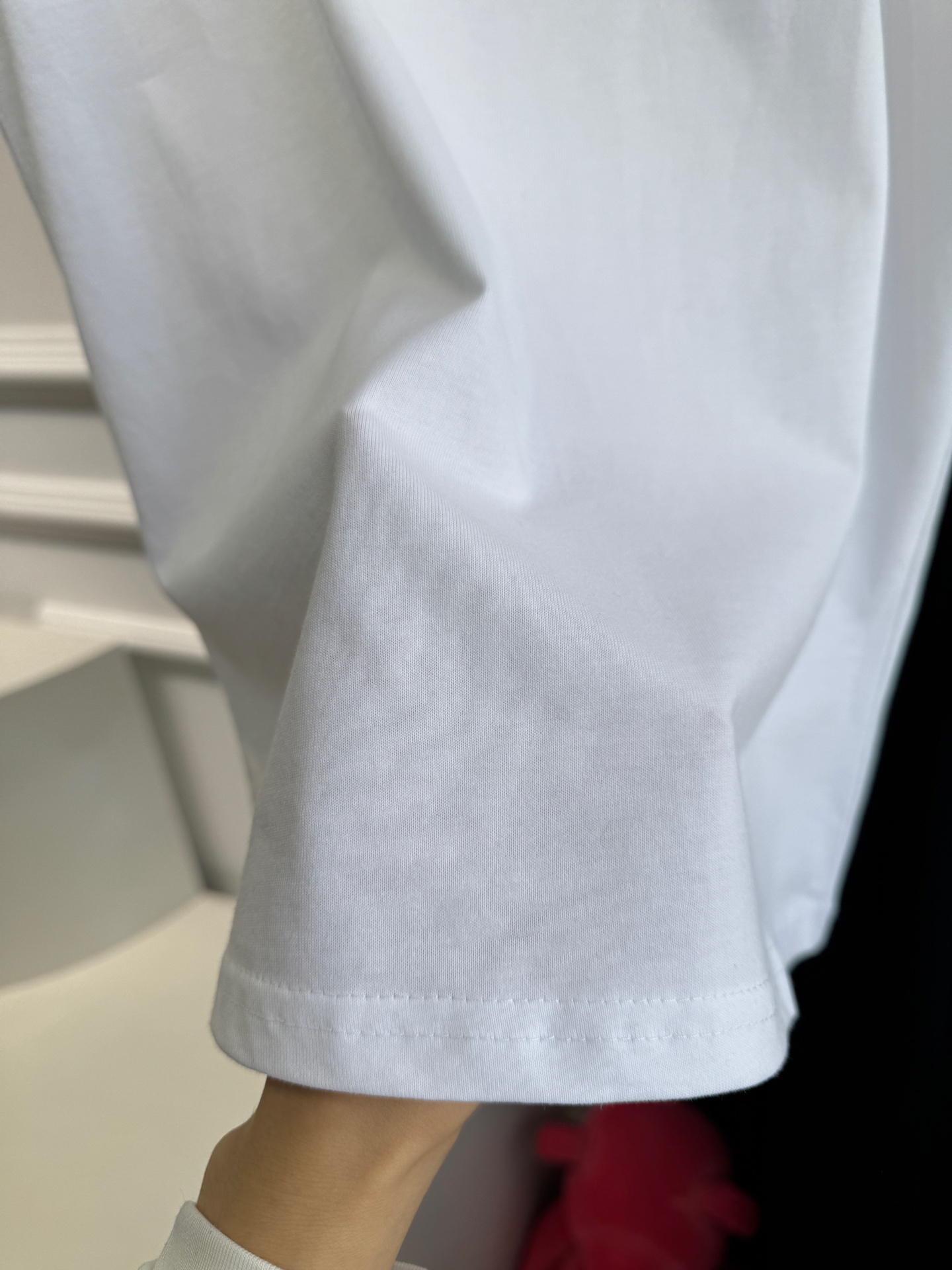 Saint Laure* 基础款短袖T恤整体为简约的纯白色调，圆领版型，短袖设计胸口位置采用低调的同色系