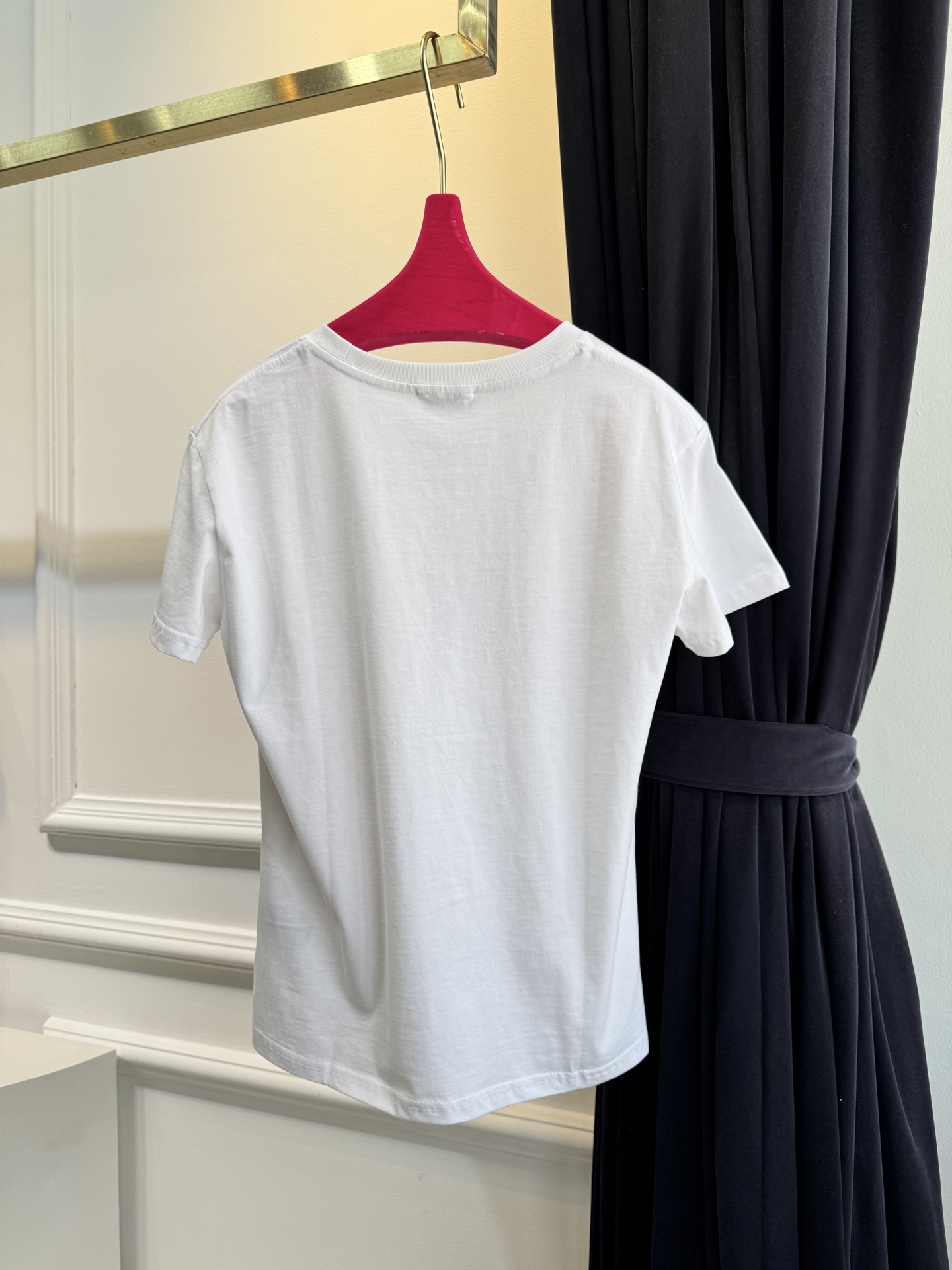 Saint Laure* 基础款短袖T恤整体为简约的纯白色调，圆领版型，短袖设计胸口位置采用低调的同色系