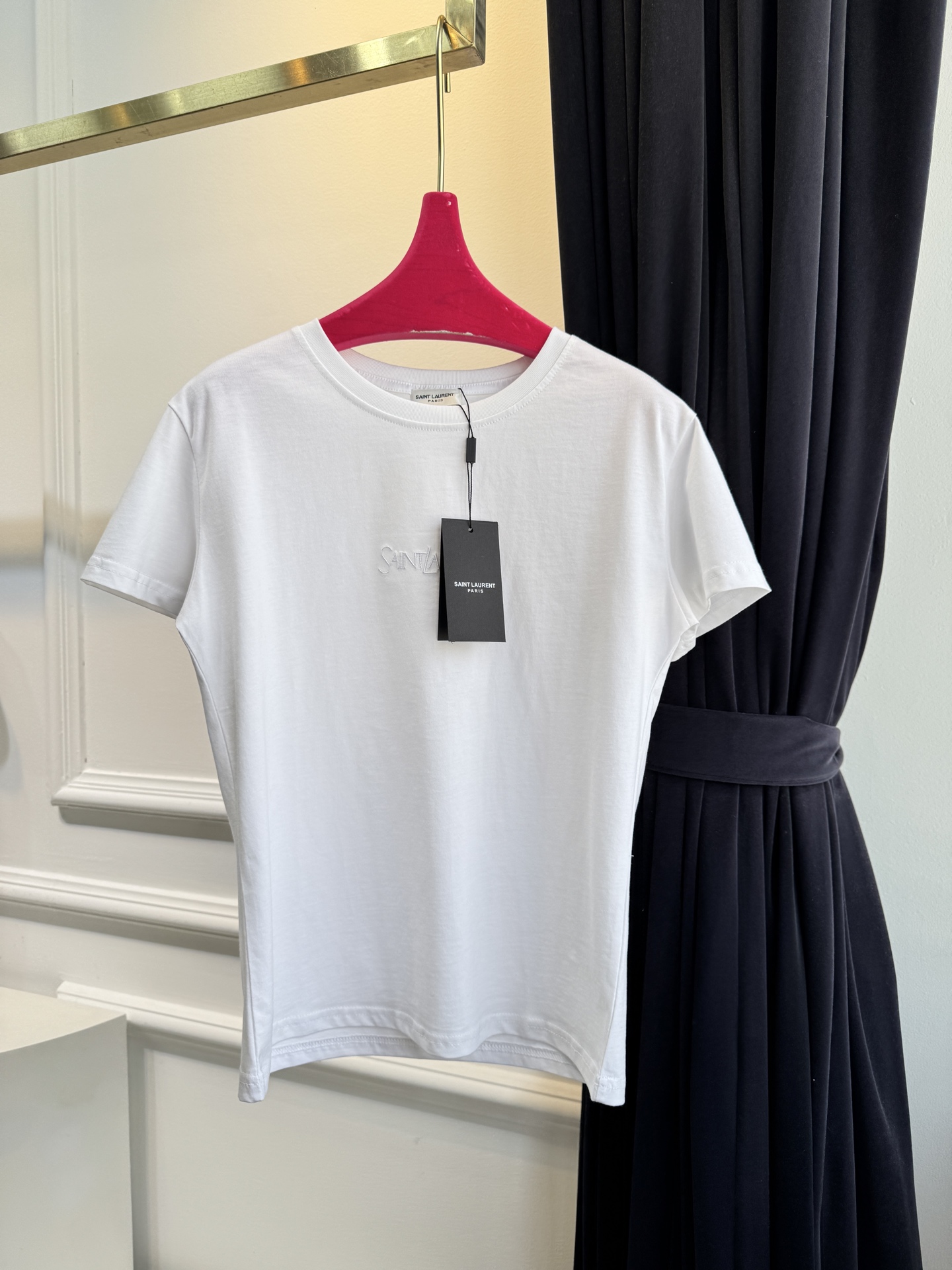 Saint Laure* 基础款短袖T恤整体为简约的纯白色调，圆领版型，短袖设计胸口位置采用低调的同色系