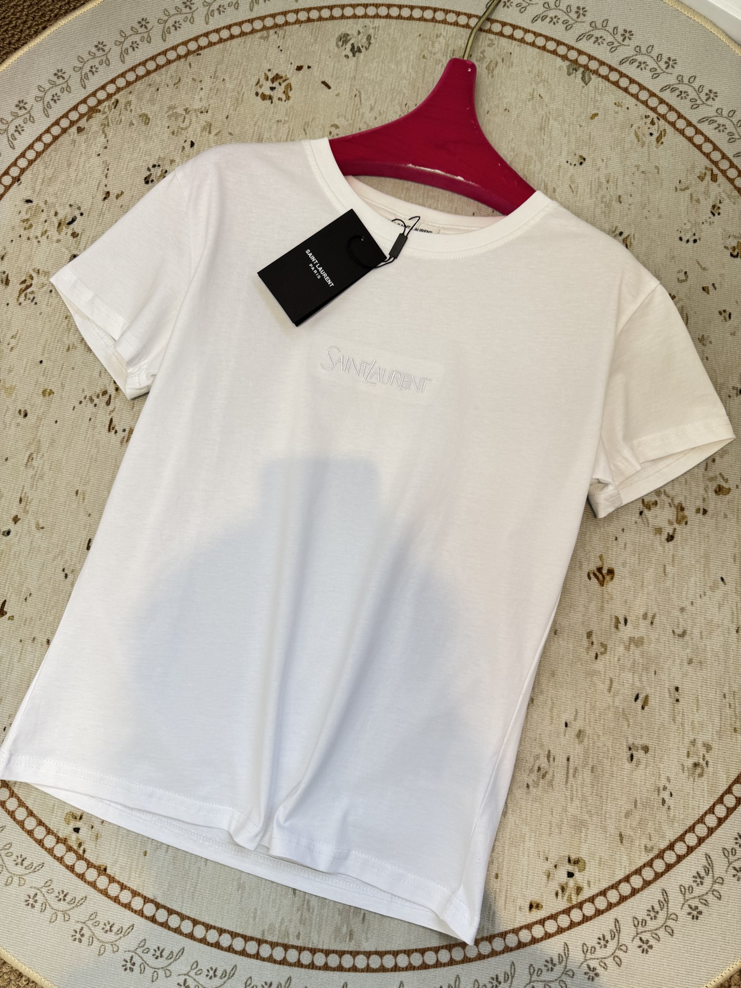 Saint Laure* 基础款短袖T恤整体为简约的纯白色调，圆领版型，短袖设计胸口位置采用低调的同色系