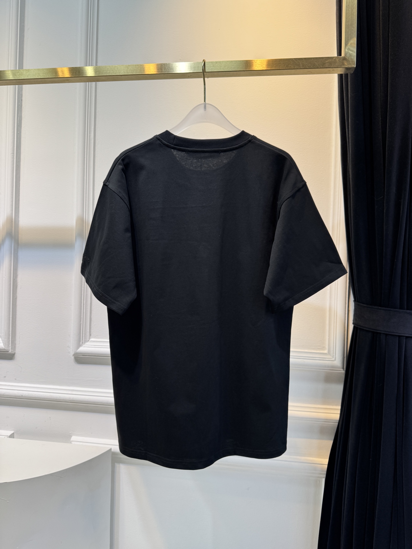 alexanderwang AW链条印花短袖T恤整体为宽松版型的基础款T恤，正面印有黑色链条+做旧金属牌