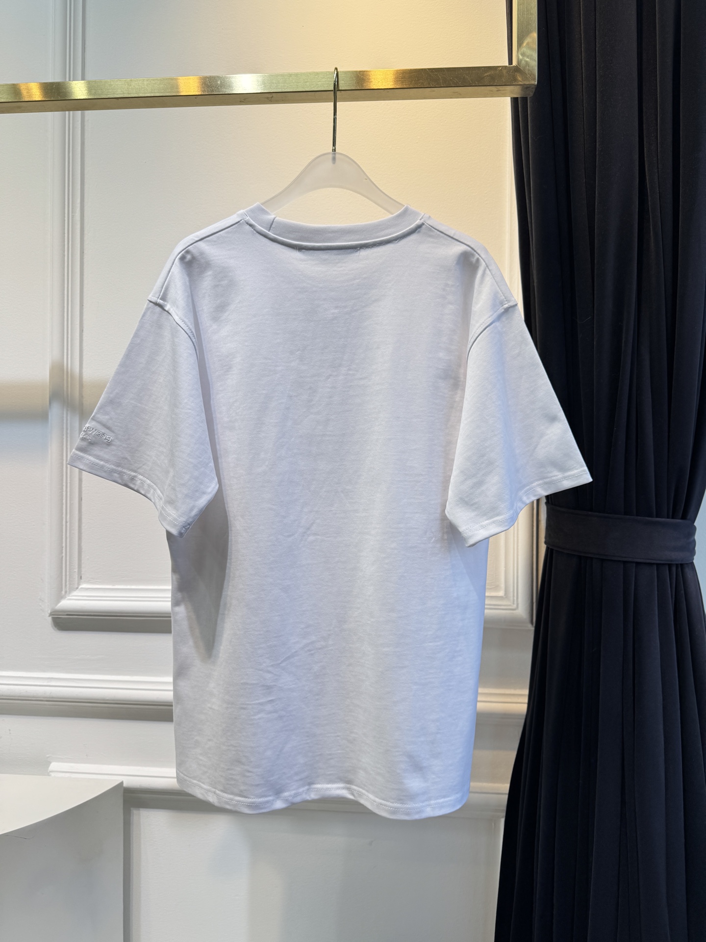 alexanderwang AW链条印花短袖T恤整体为宽松版型的基础款T恤，正面印有黑色链条+做旧金属牌