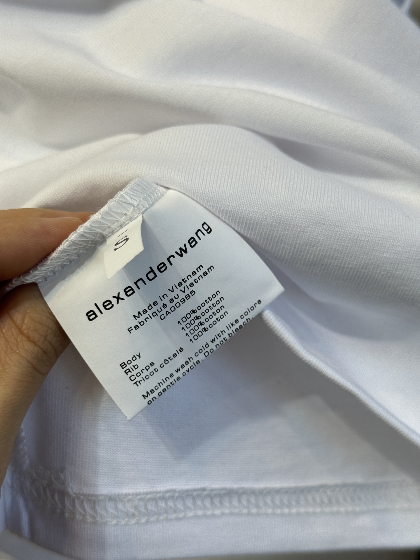 alexanderwang AW链条印花短袖T恤整体为宽松版型的基础款T恤，正面印有黑色链条+做旧金属牌