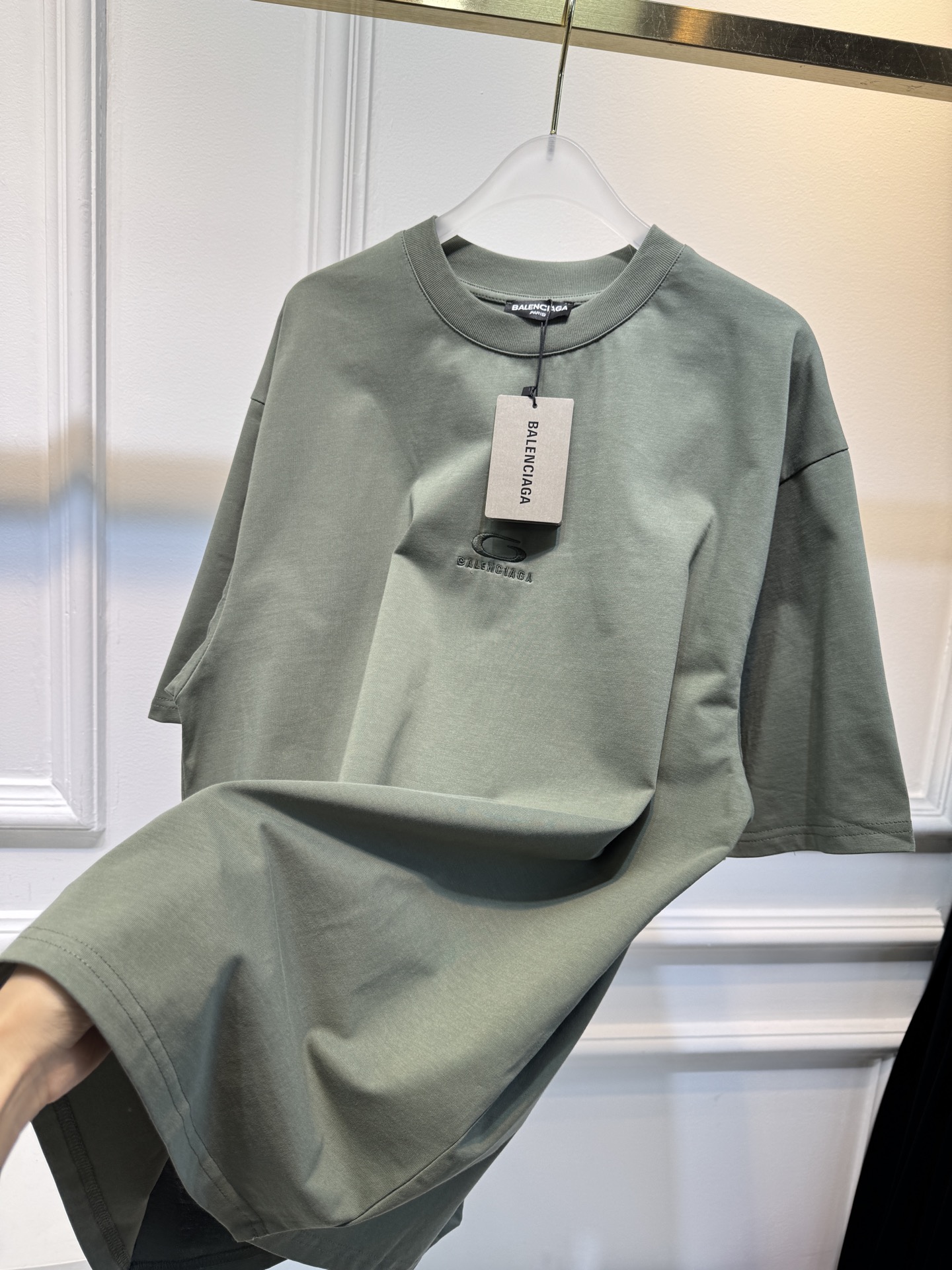 BLCG 宽松版型短袖T恤整体为oversize宽松剪裁，衣长偏长，是巴黎世家标志性的街头风格版型，上身