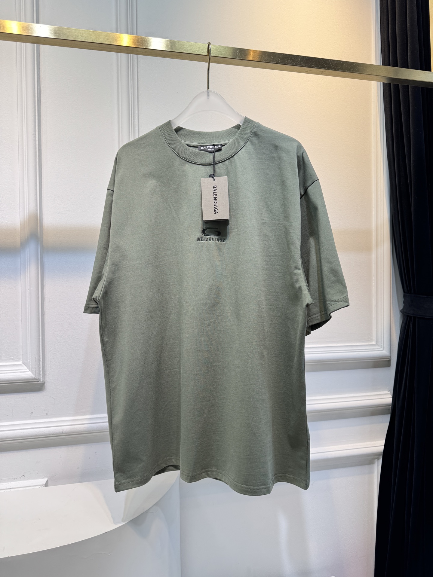 BLCG 宽松版型短袖T恤整体为oversize宽松剪裁，衣长偏长，是巴黎世家标志性的街头风格版型，上身