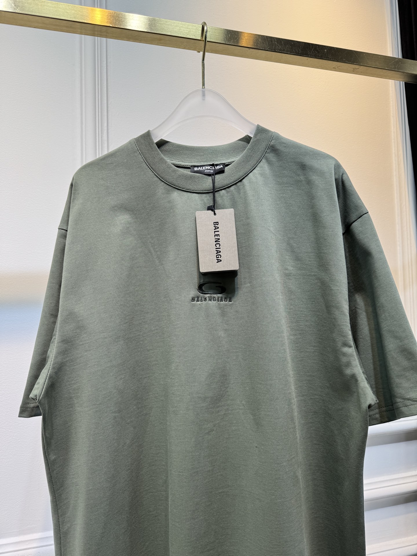 BLCG 宽松版型短袖T恤整体为oversize宽松剪裁，衣长偏长，是巴黎世家标志性的街头风格版型，上身